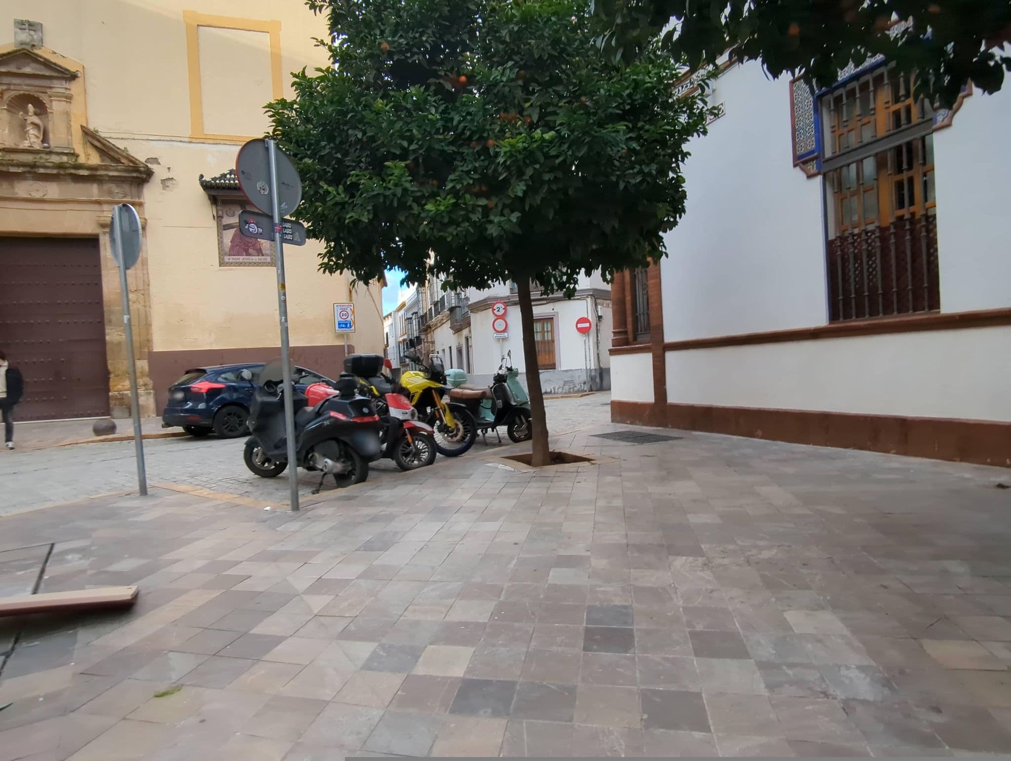 Street view near Apartamentos Casa Palacio La Casa Blanca Suites, Sevilla — © miguel_andrade (CC BY-SA · Mapillary)