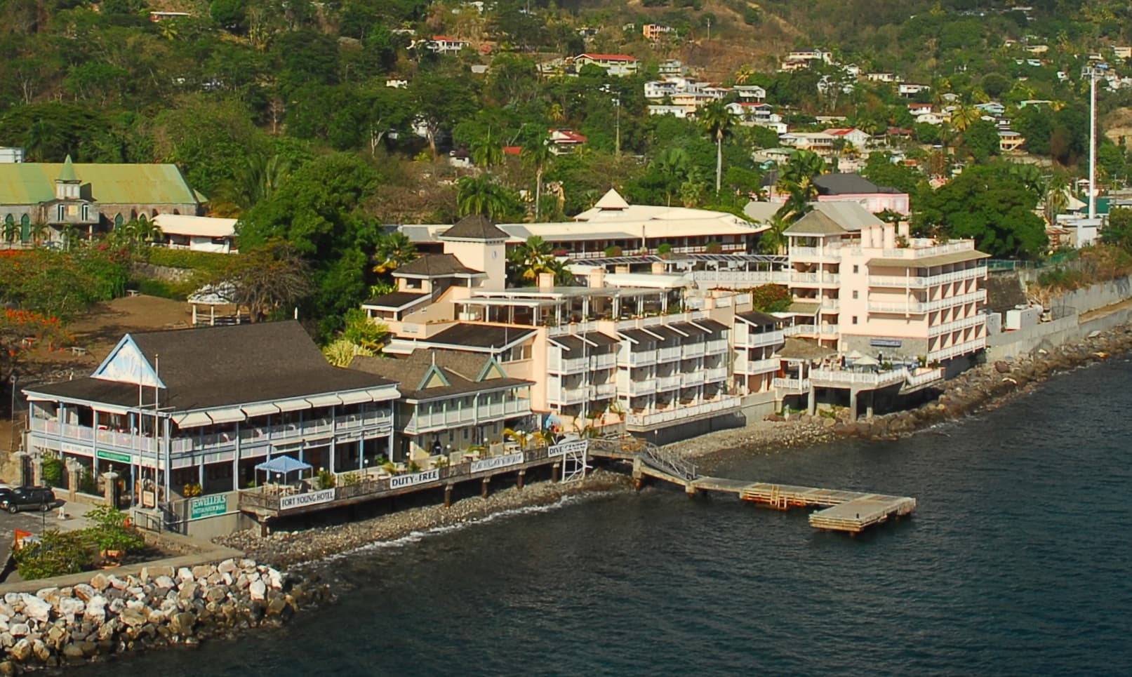 Fort Young Hotel (via Wikimedia Commons, CC BY 2.5)