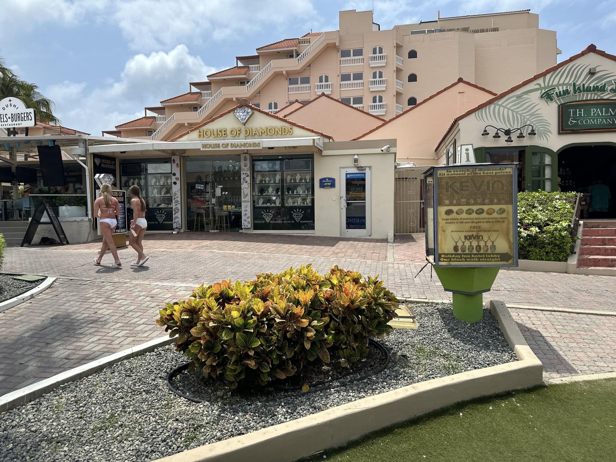 Street view near Playa Linda Beach Resort, Palm Beach — © amaiman (CC BY-SA · Mapillary)