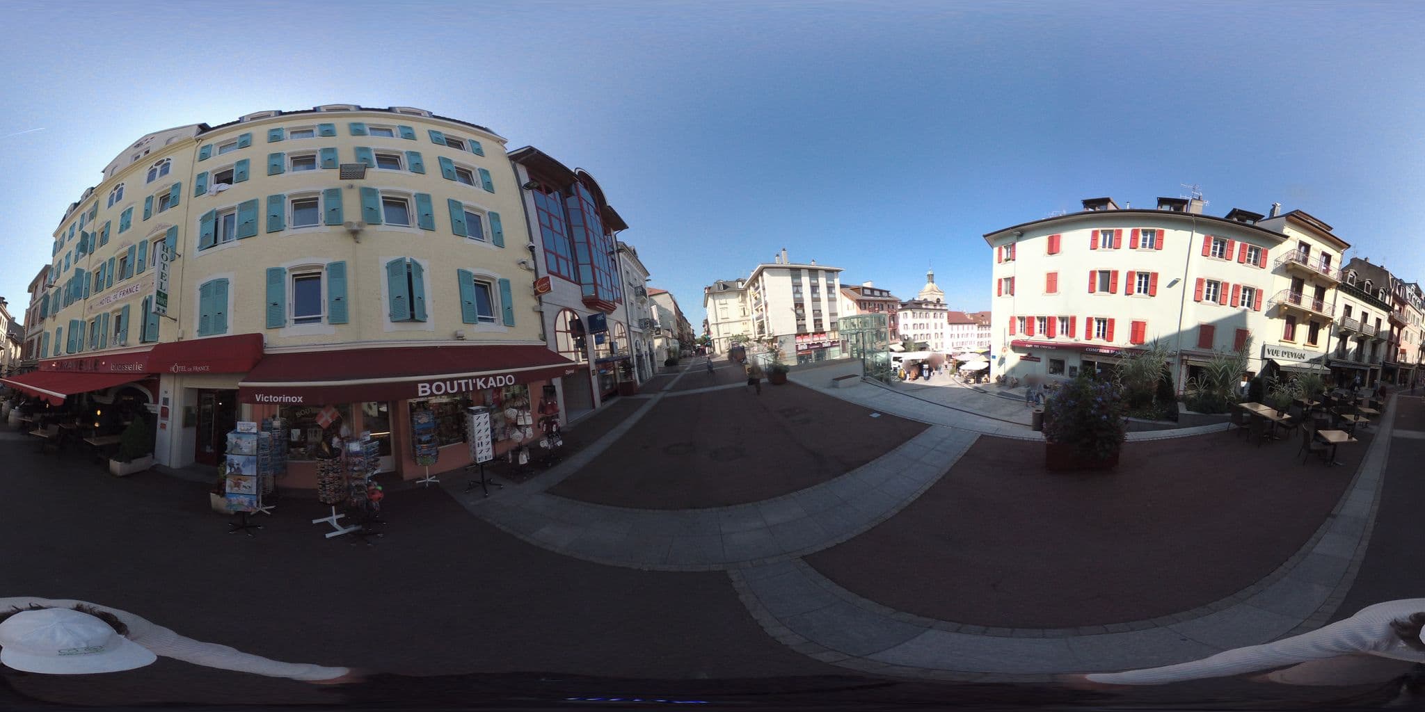 Street view near Hôtel de France, Évian-les-Bains — © geovelo (CC BY-SA · Mapillary)