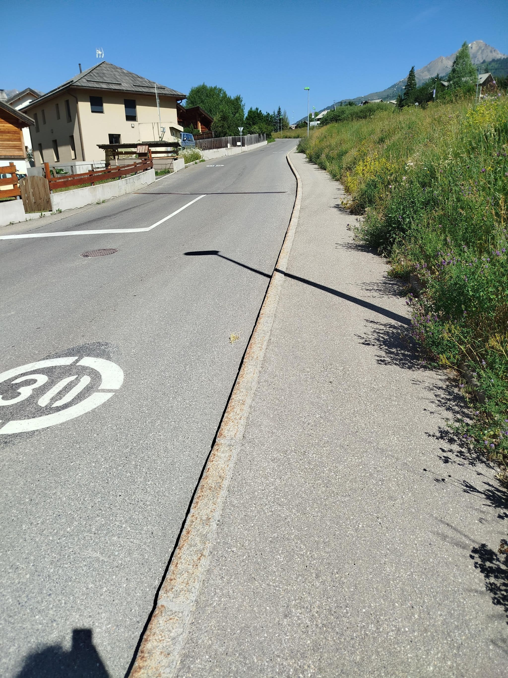 Street view near Le Hameau du Clos, Saint-Chaffrey — © cabinetcourbi (CC BY-SA · Mapillary)