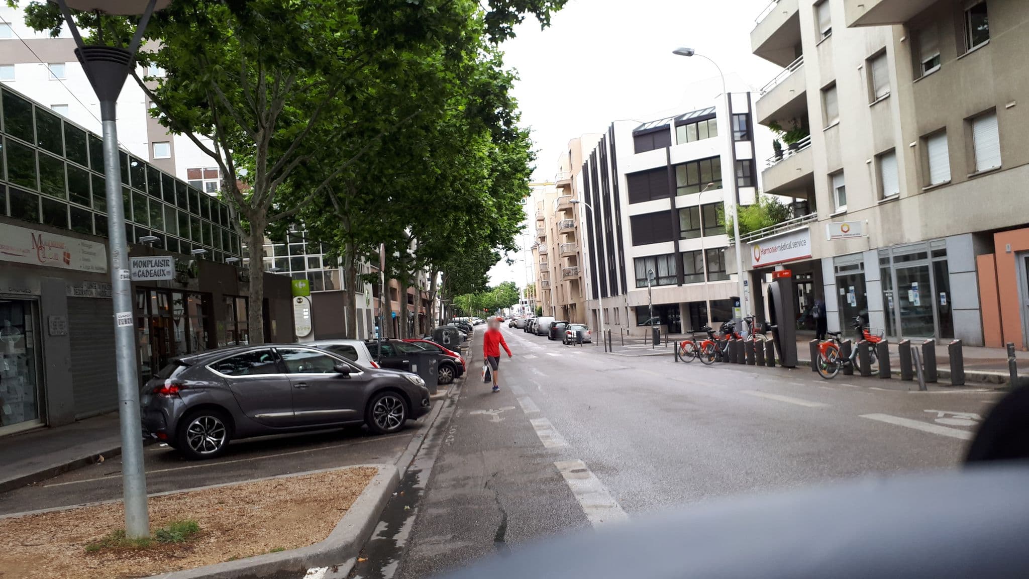 Street view near B&B Hôtel, Lyon 08 — © jitenshaniko (CC BY-SA · Mapillary)