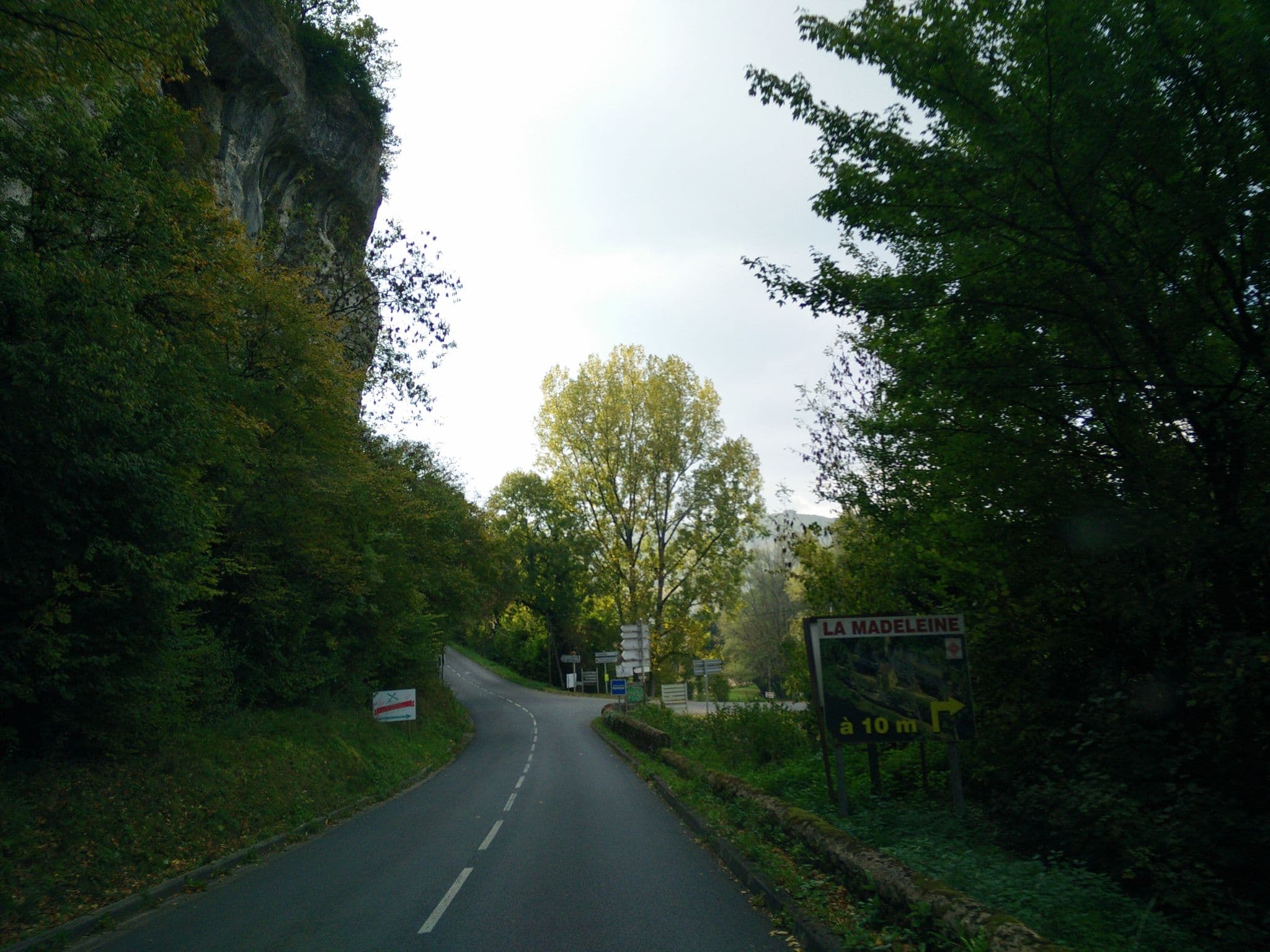 Street view near Camping Le Vézère Périgord, Rouffignac-Saint-Cernin-de-Reilhac — © volucris (CC BY-SA · Mapillary)