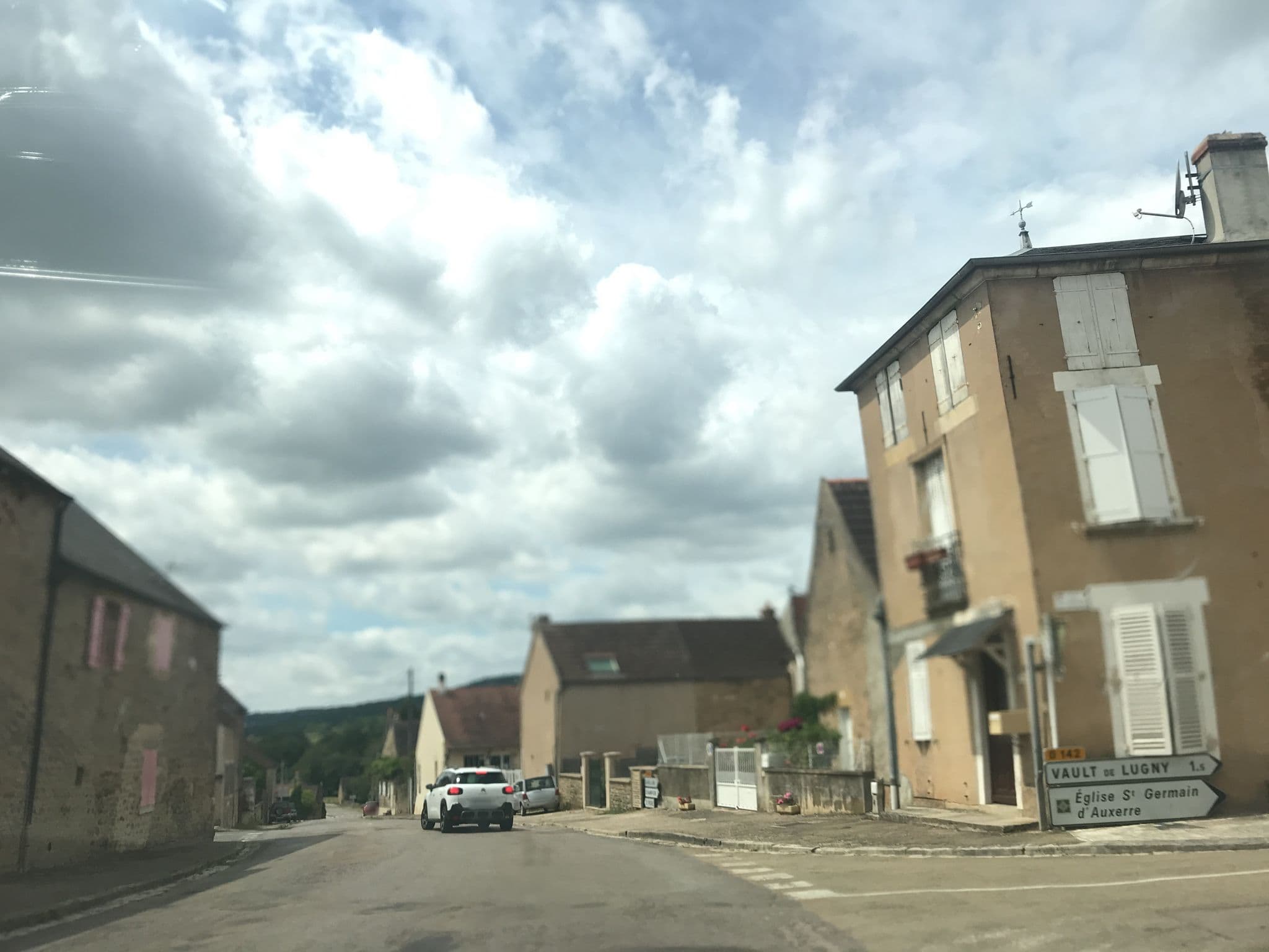 Street view near Au Soleil d'Or, Avallon — © thepriben (CC BY-SA · Mapillary)