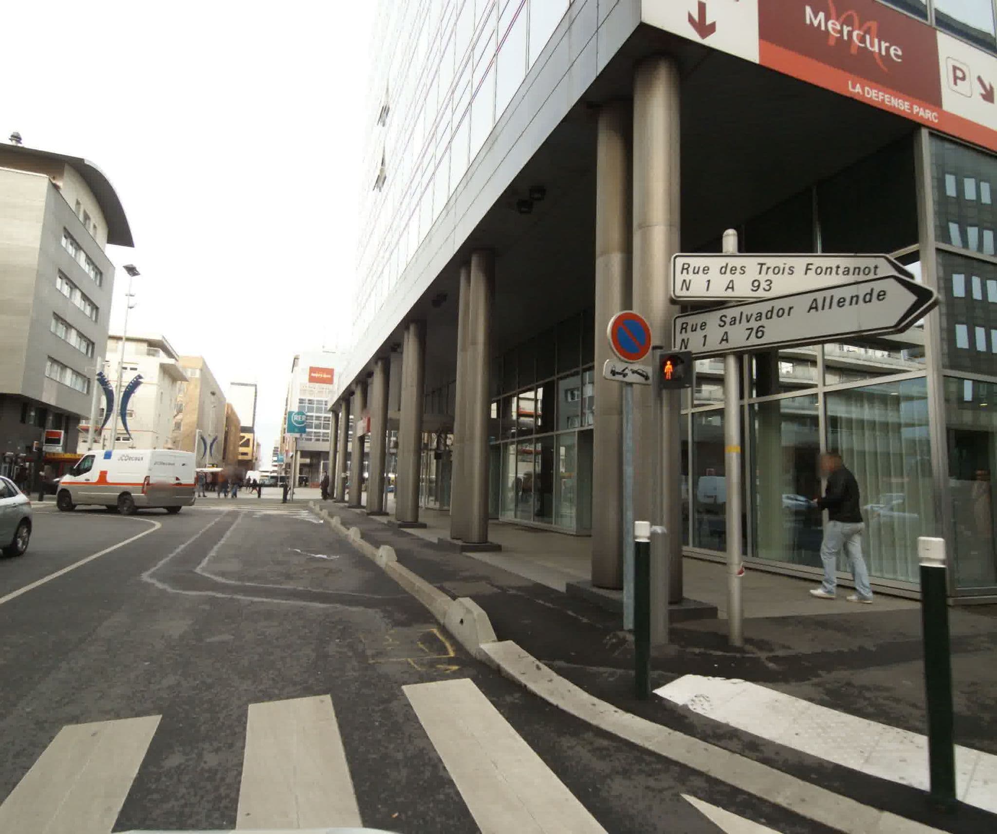 Street view near Mercure, La Defense — © sogefi (CC BY-SA · Mapillary)