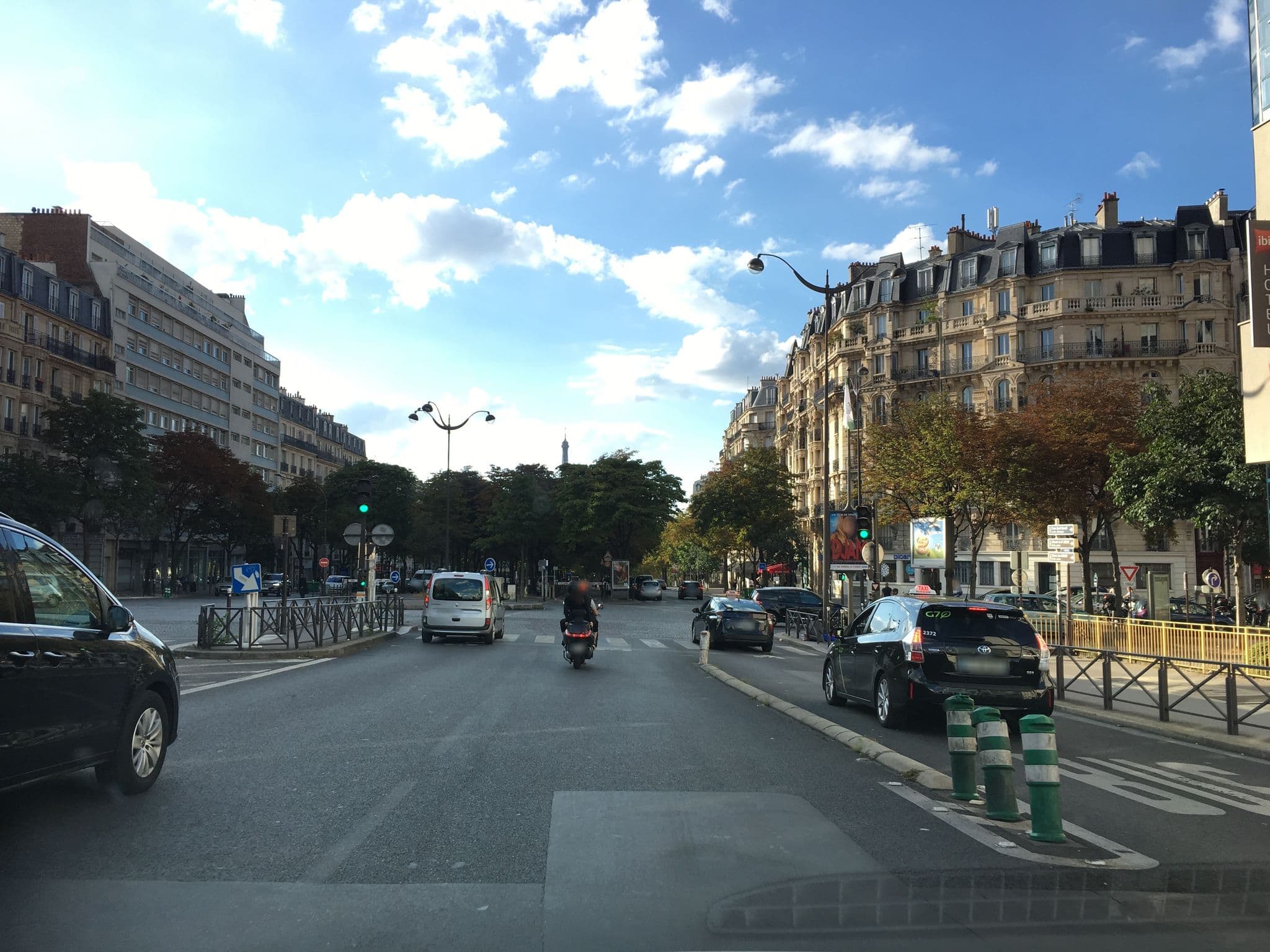 Street view near Ibis, Paris 15 Vaugirard — © cquest (CC BY-SA · Mapillary)