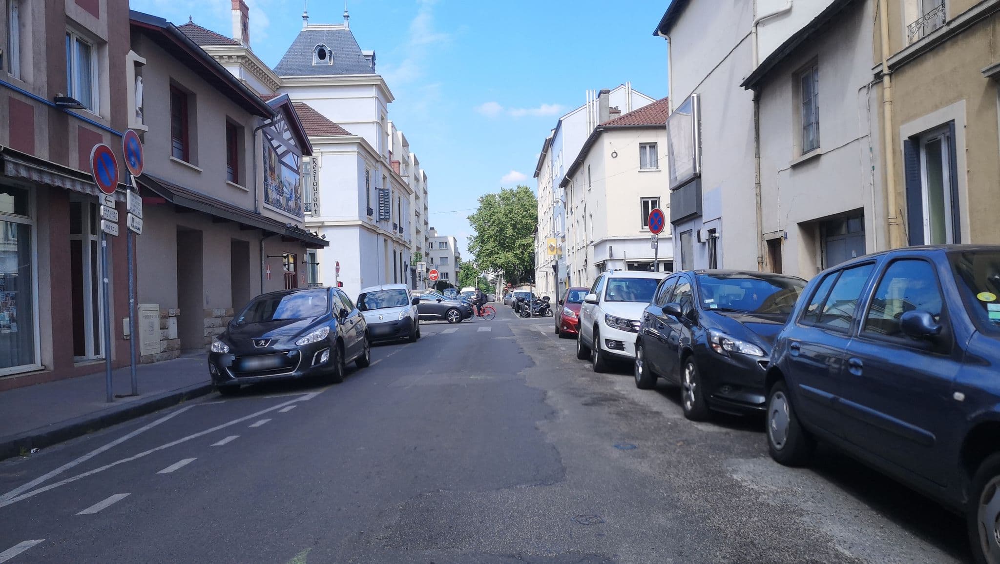 Street view near Le Lumière, Lyon 08 — © blueberry (CC BY-SA · Mapillary)