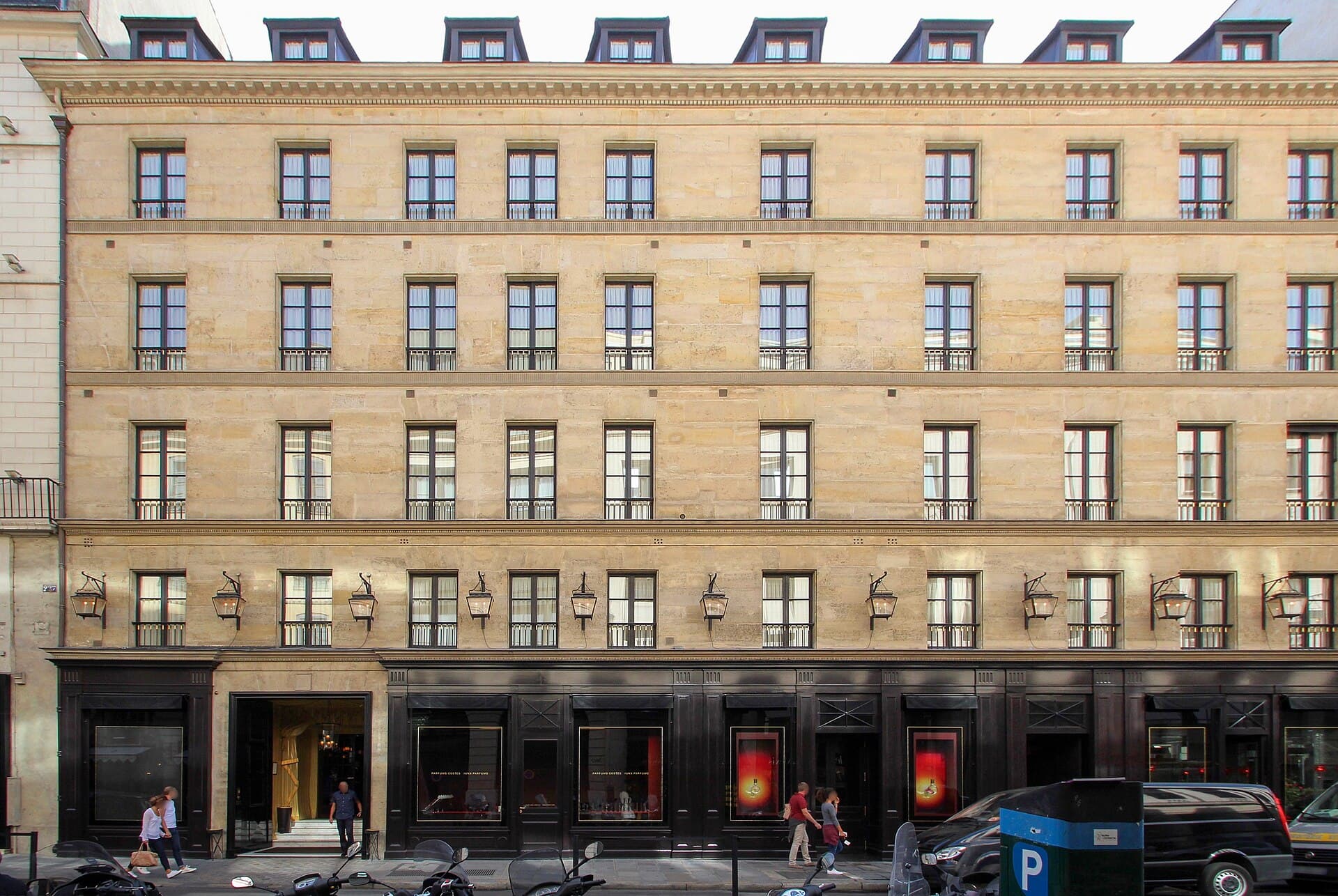 Hôtel Costes (via Wikimedia Commons, CC BY-SA 3.0)