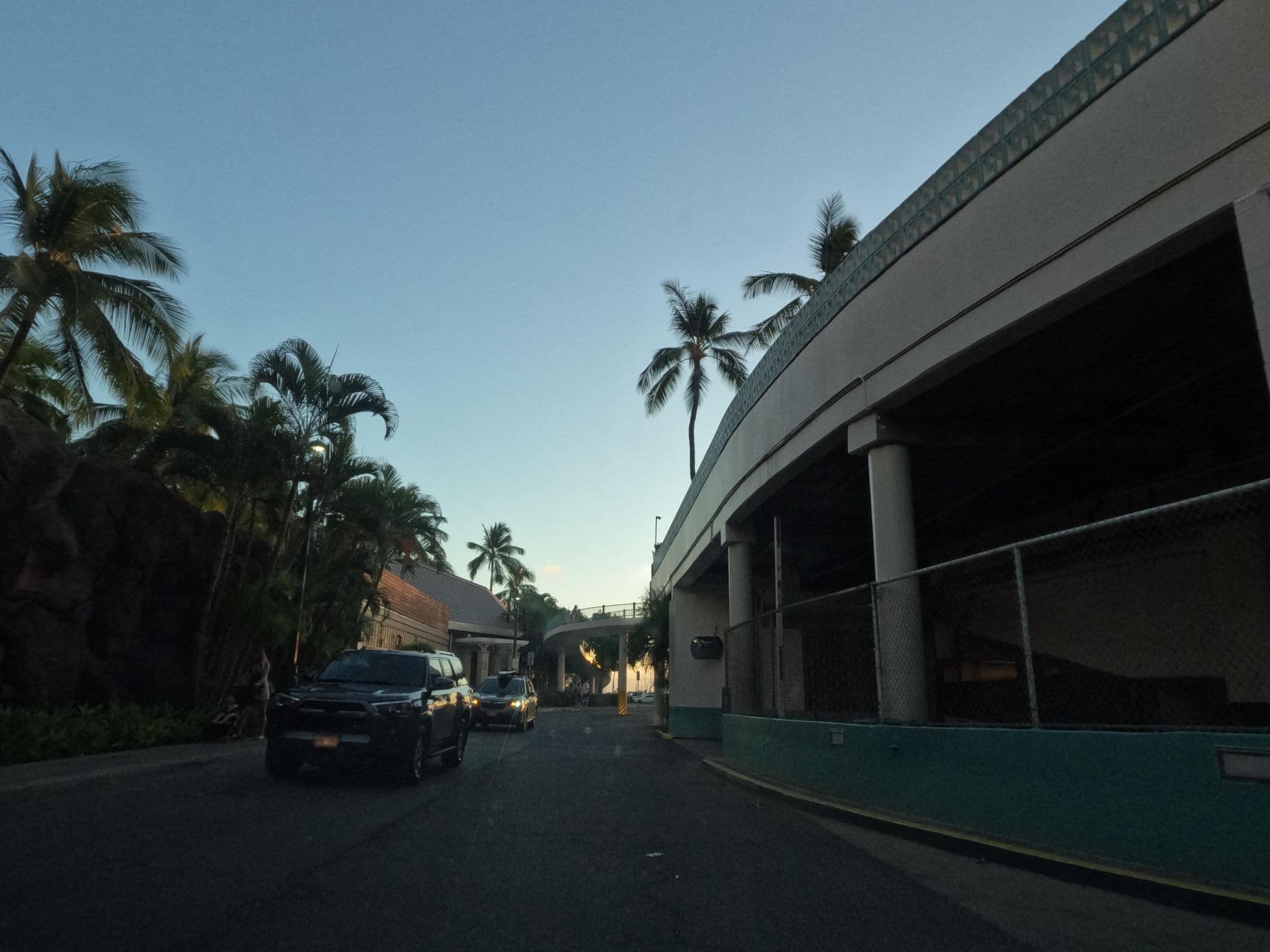 Street view near Diamond Head Pool, Waikīkī — © rsnaru (CC BY-SA · Mapillary)