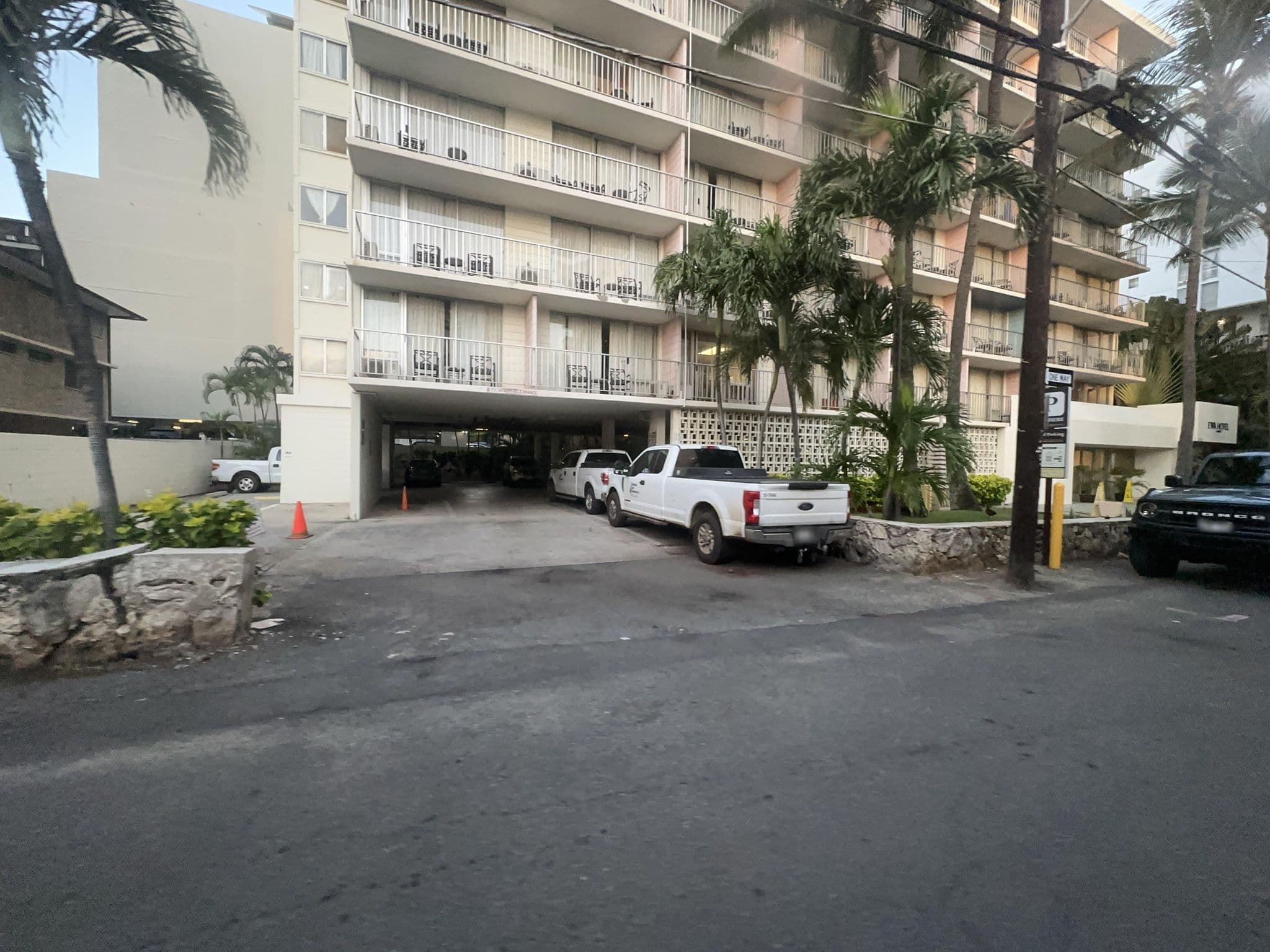 Street view near Mkk Enterprise, Diamond Head / Kapahulu / Saint Louis Heights — © quickness805 (CC BY-SA · Mapillary)