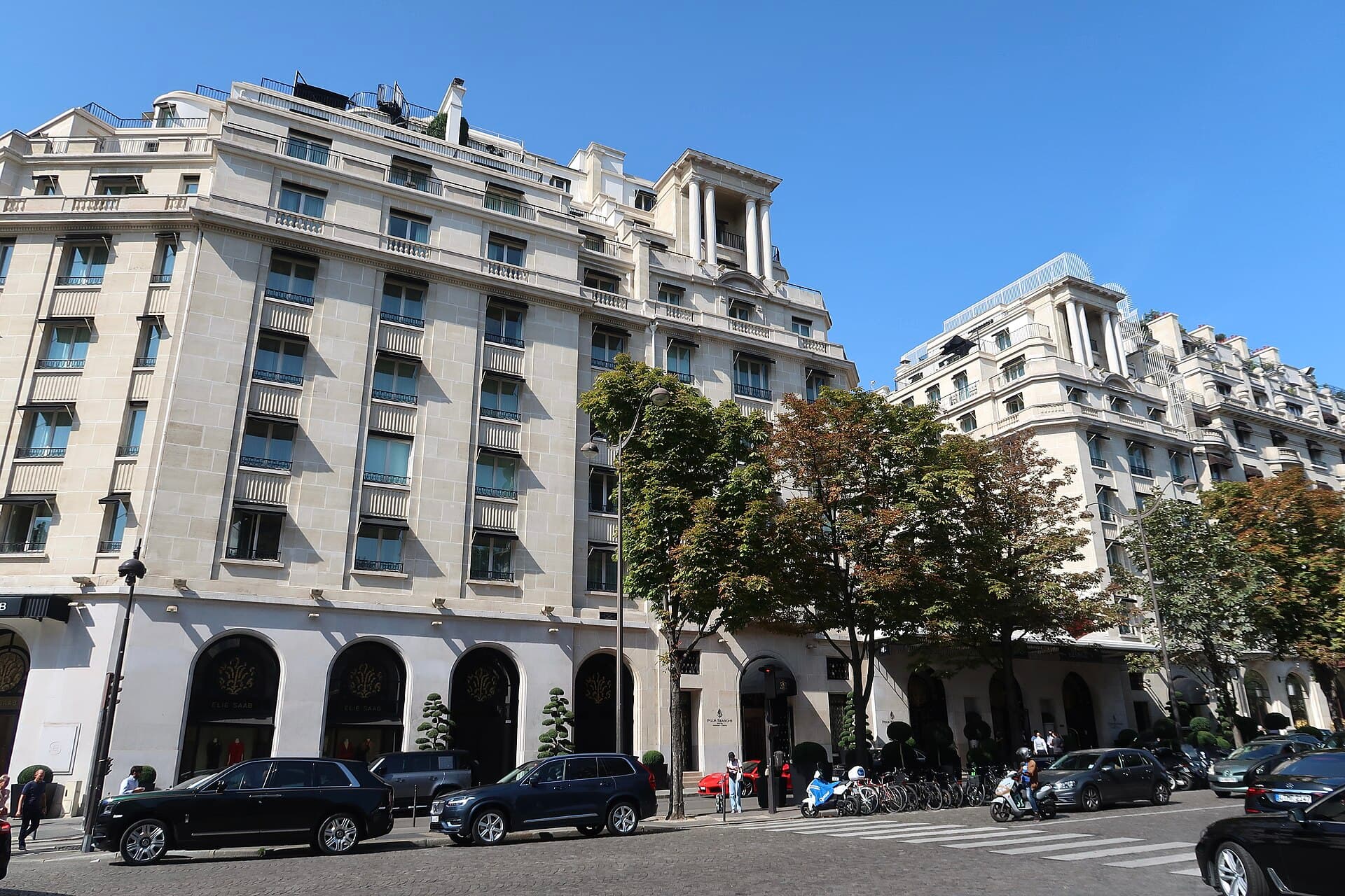 Four Seasons Hôtel George V (via Wikimedia Commons, CC BY-SA 4.0)