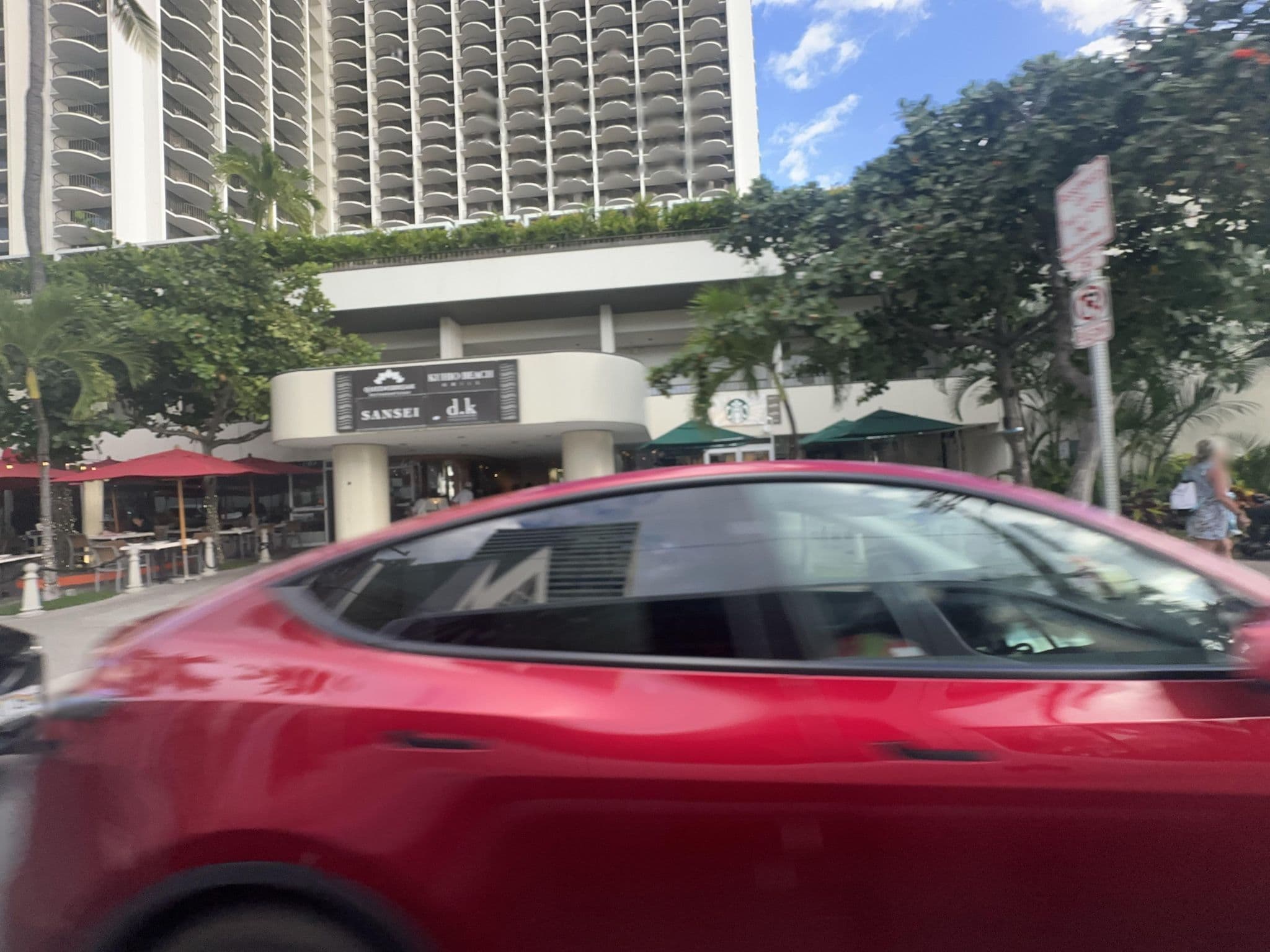 Street view near Waikiki Beach Marriott Pool, Diamond Head / Kapahulu / Saint Louis Heights — © quickness805 (CC BY-SA · Mapillary)