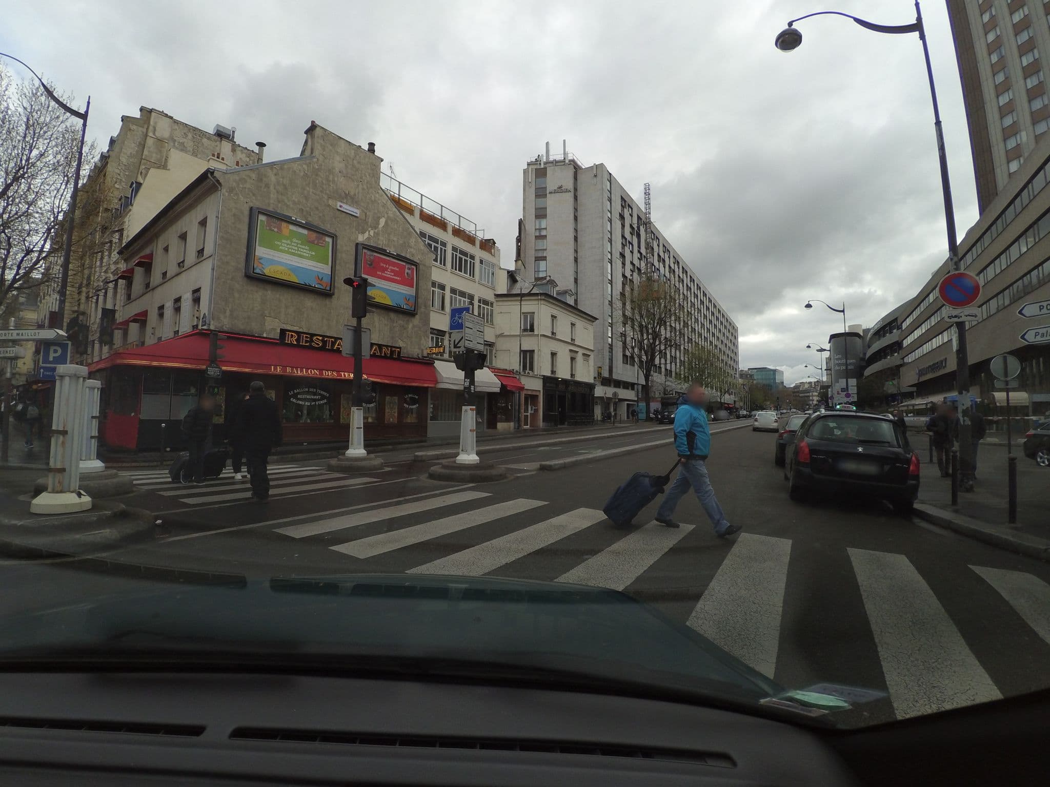 Street view near Hôtel Saint-Cyr Étoile, Neuilly-sur-Seine — © stephanep (CC BY-SA · Mapillary)