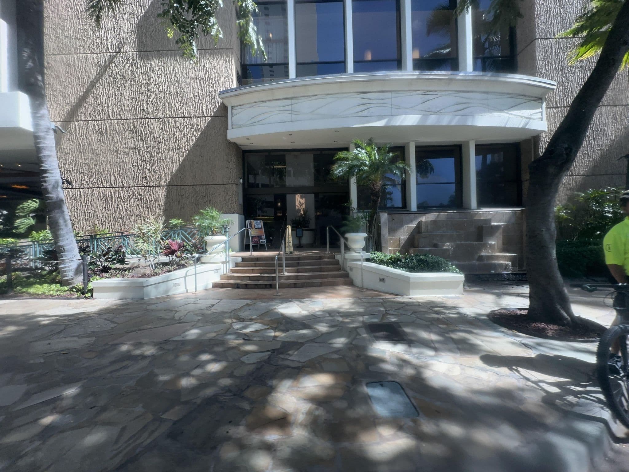 Street view near Radisson Hotel Waikiki, Diamond Head / Kapahulu / Saint Louis Heights — © quickness805 (CC BY-SA · Mapillary)