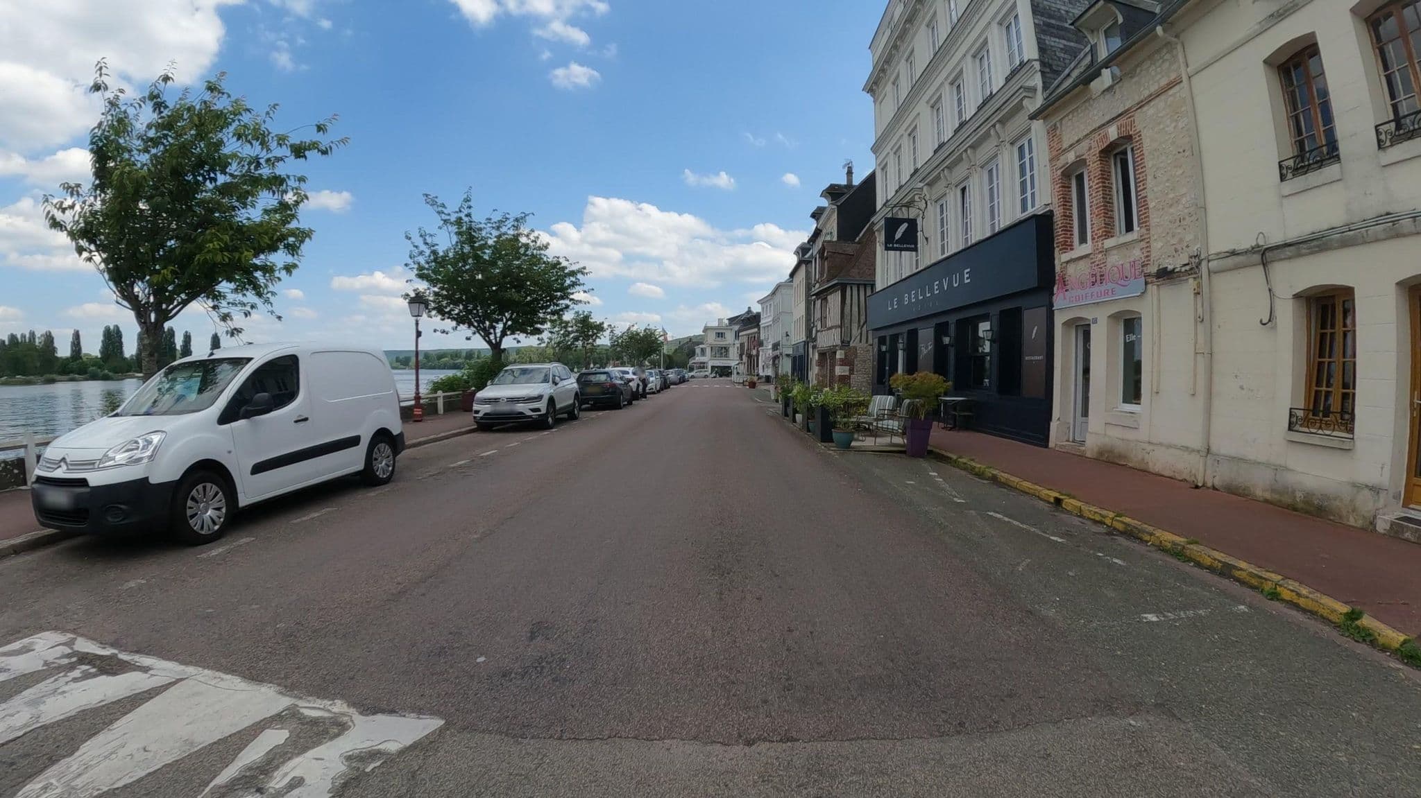 Street view near Bellevue Hotel-Restaurant, Sahurs — © Nzau (CC BY-SA · Mapillary)