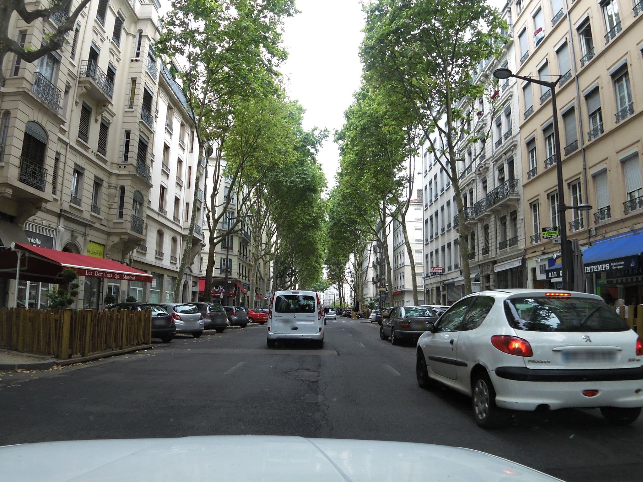 Street view near Hôtel du Parc, Lyon 06 — © chivos (CC BY-SA · Mapillary)