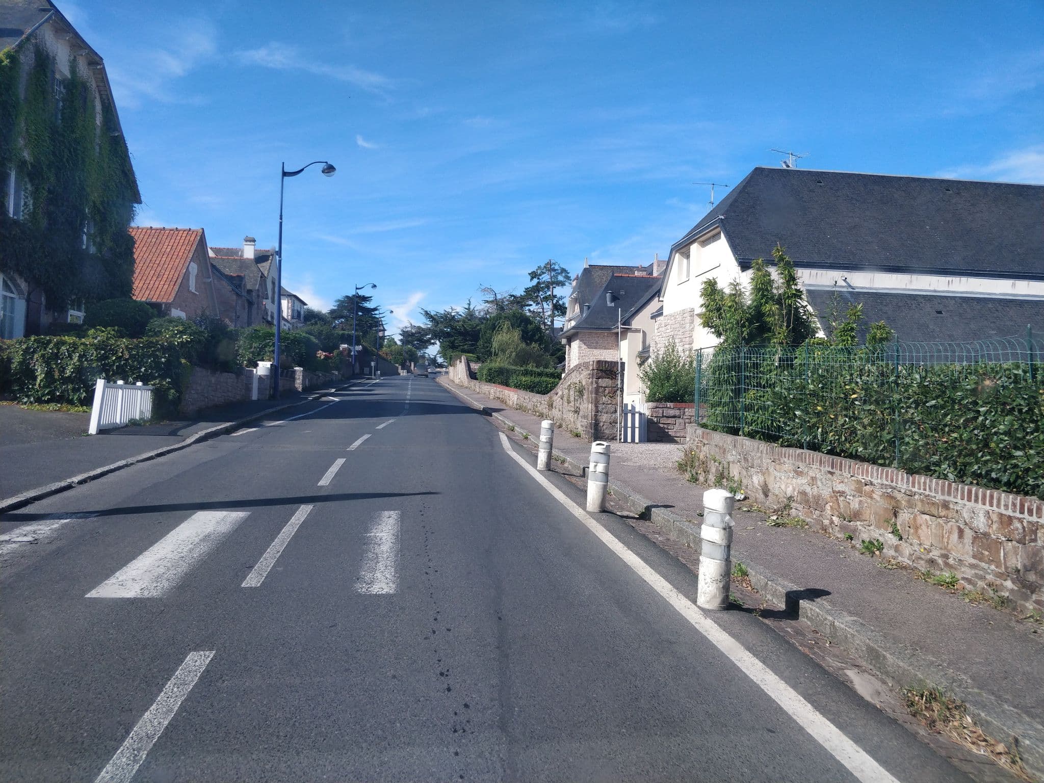 Street view near Hôtel Beauséjour, Erquy — © raymond (CC BY-SA · Mapillary)