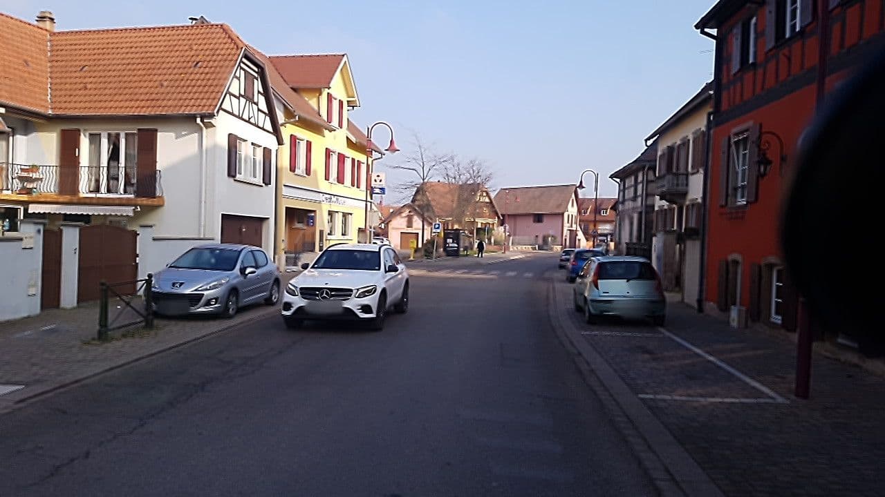 Street view near Père Benoit, Entzheim — © bernardvoyageur (CC BY-SA · Mapillary)