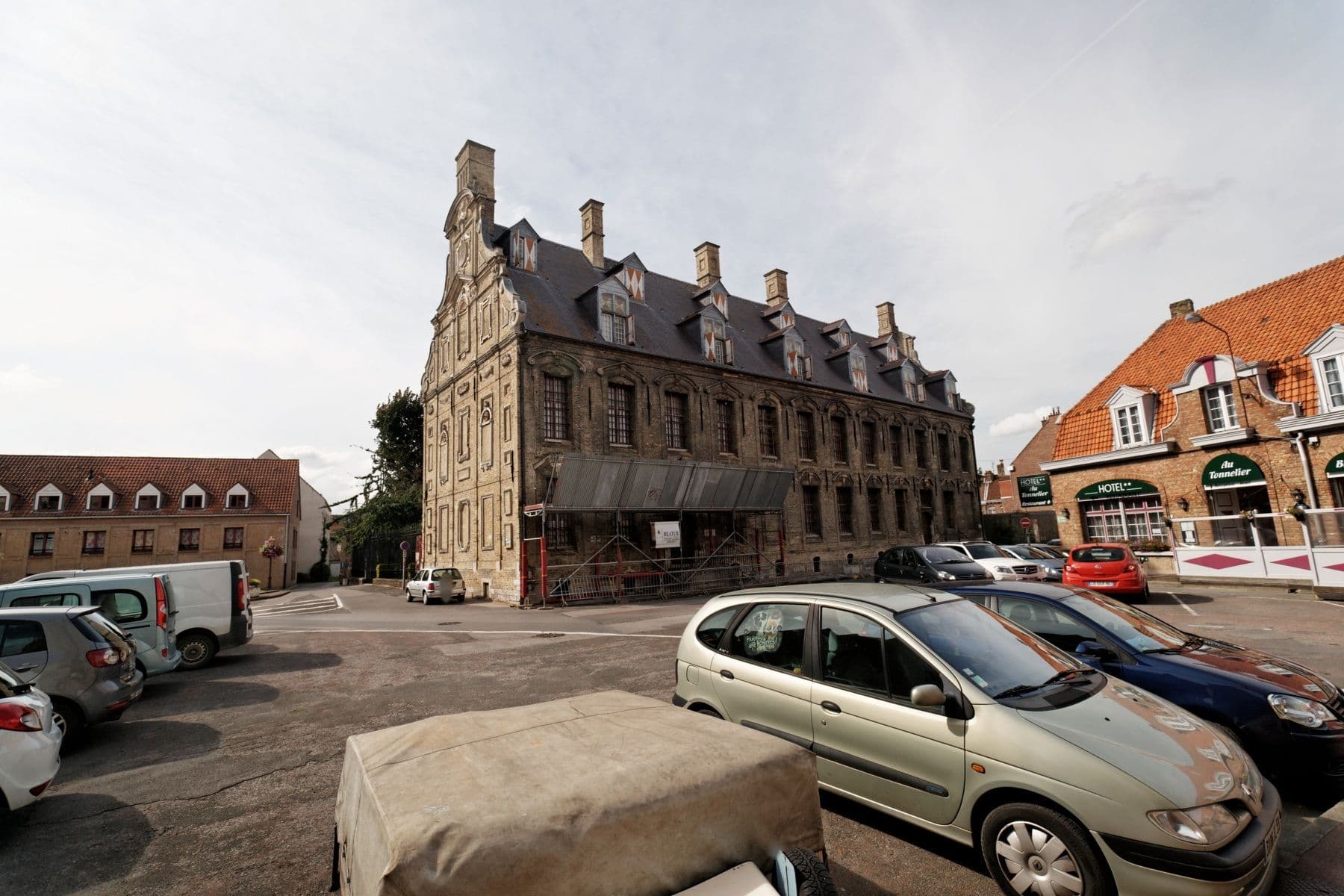 Street view near Hôtel Au Tonnelier, Bergues — © txllxt (CC BY-SA · Mapillary)