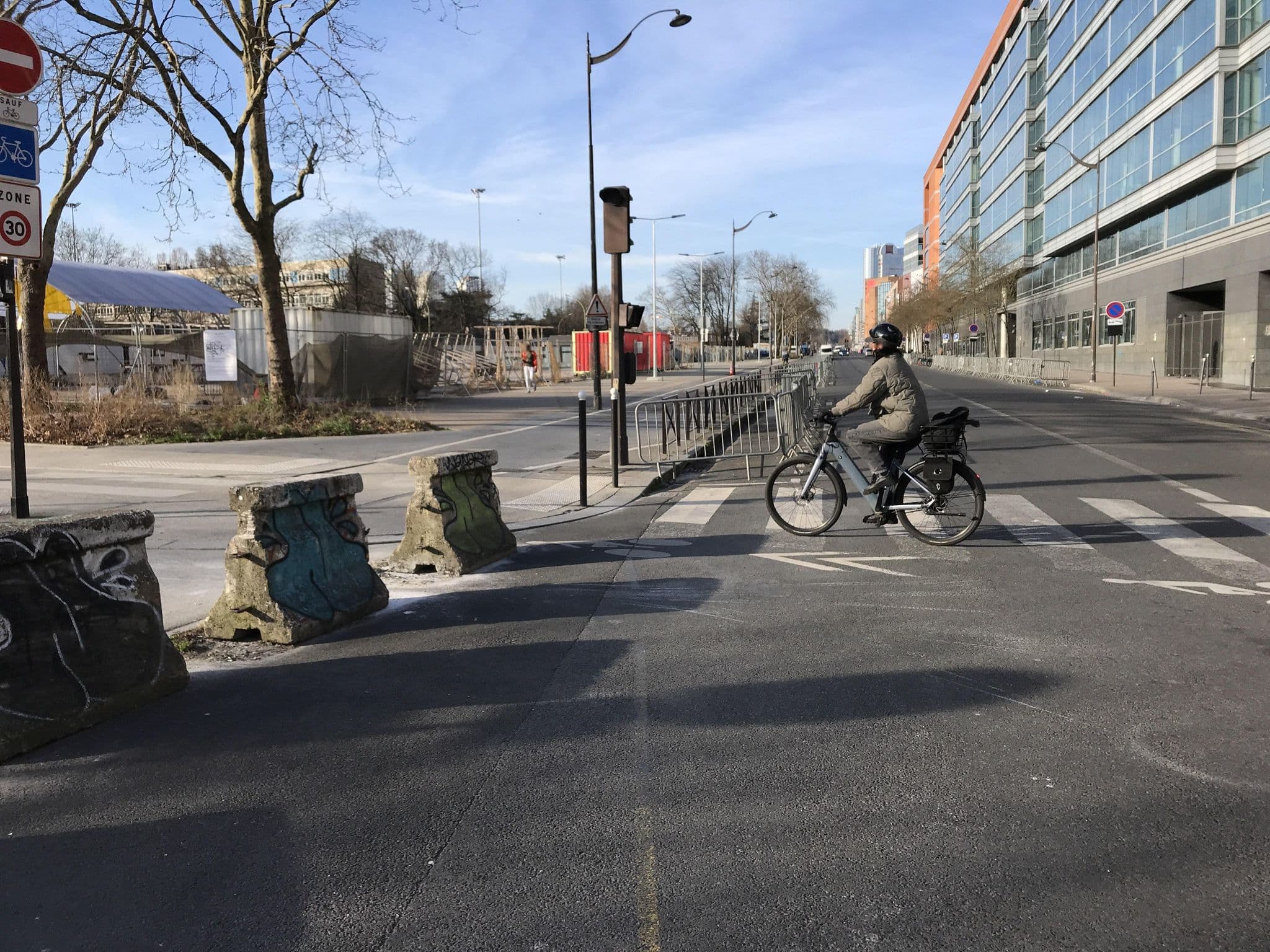 Street view near Ibis Budget, Saint-Mandé — © josmougn (CC BY-SA · Mapillary)