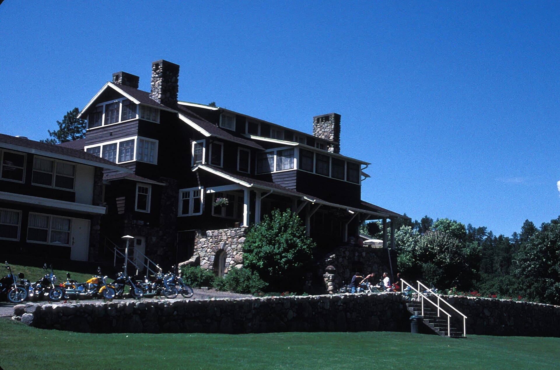 State Game Lodge & Resort Custer (via Wikimedia Commons, CC BY-SA 3.0)