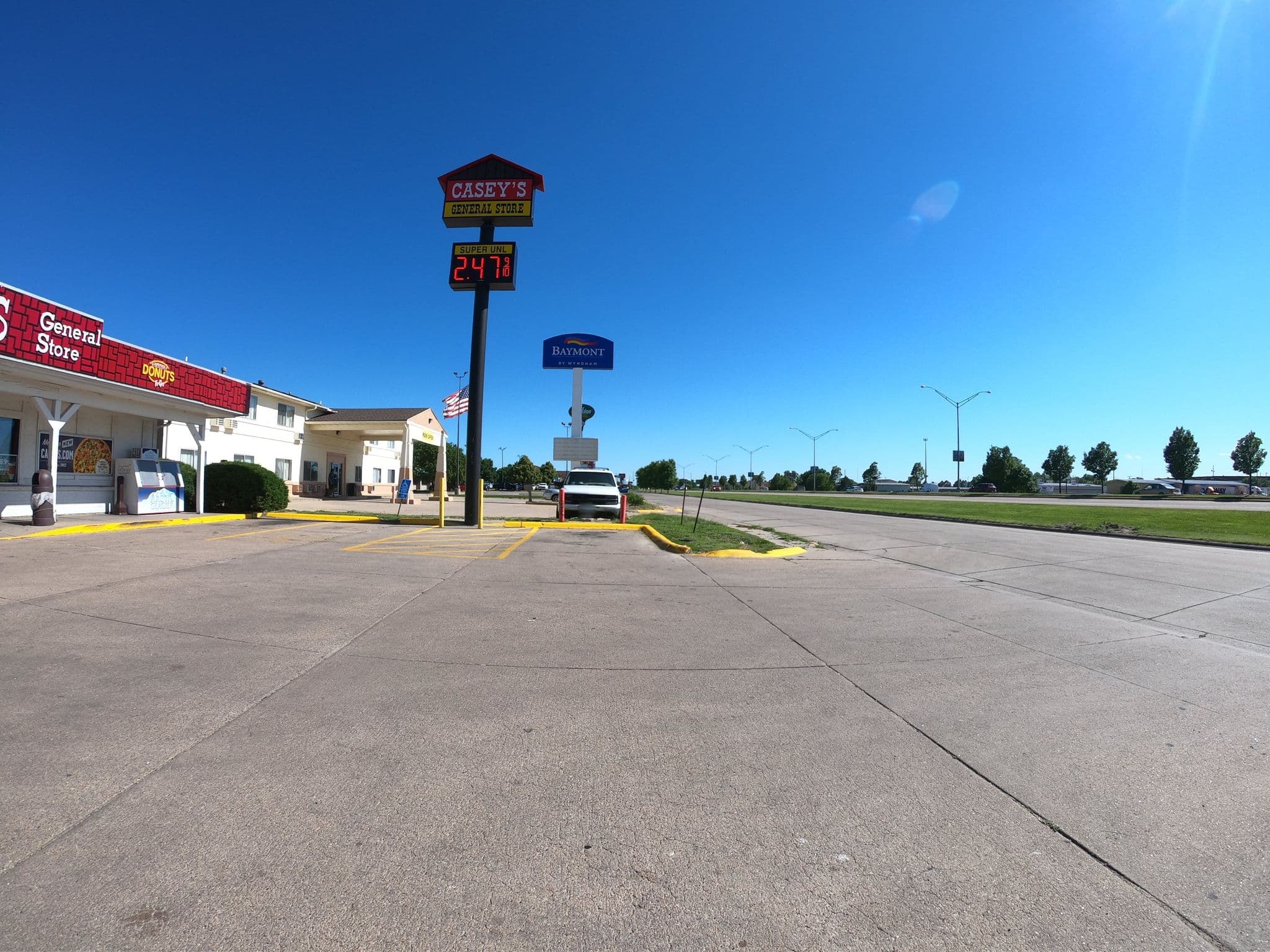 Street view near Days Inn Kearney, Kearney — © toebee (CC BY-SA · Mapillary)