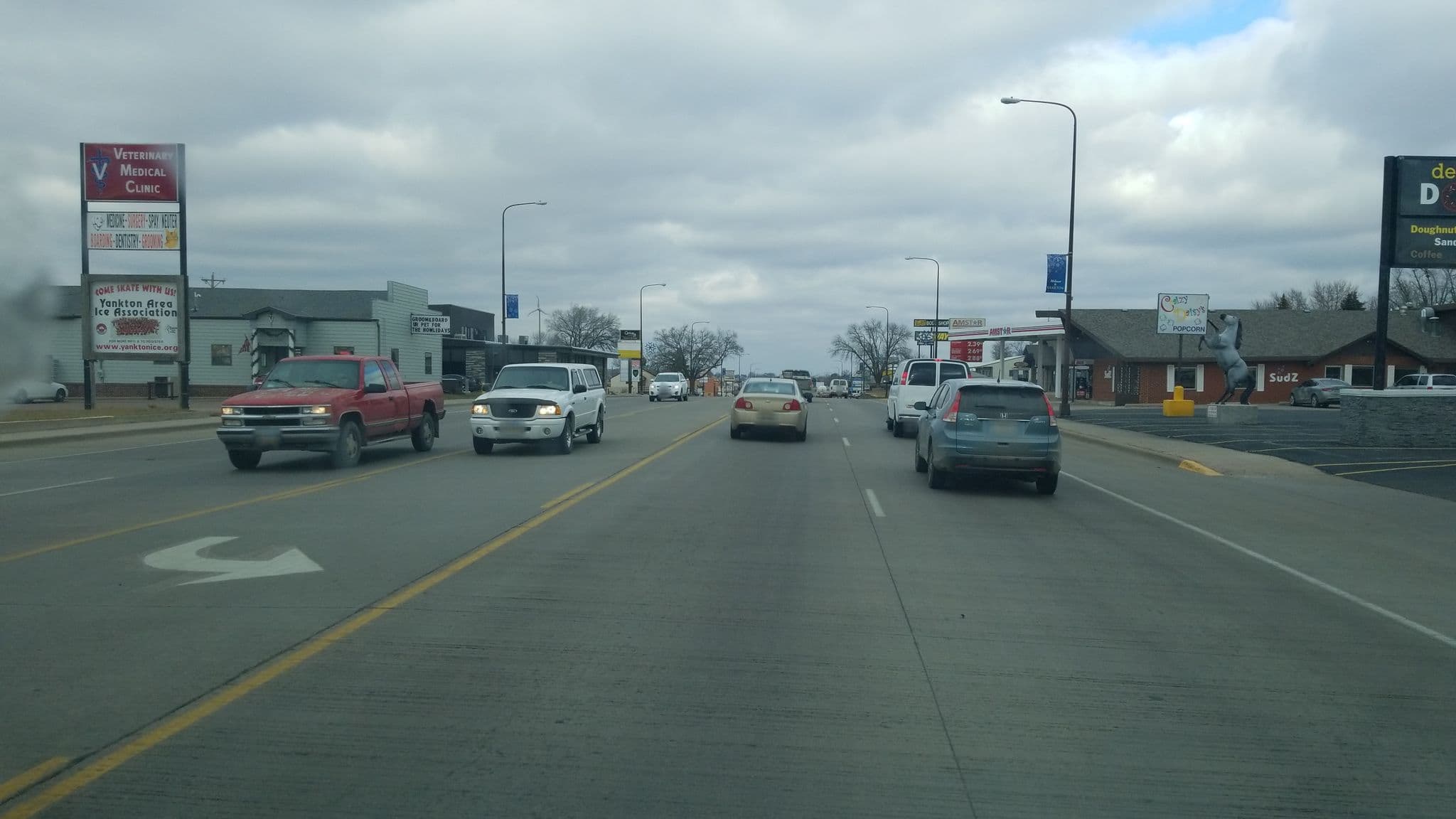 Street view near Colonial Inn, Yankton — © jbthemilker (CC BY-SA · Mapillary)