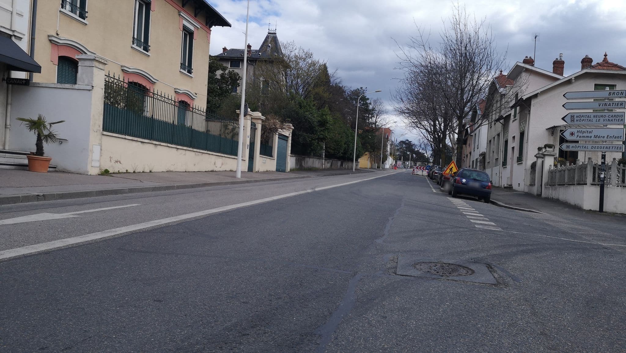 Street view near Hôtel Maison Lacassagne, Bron — © blueberry (CC BY-SA · Mapillary)