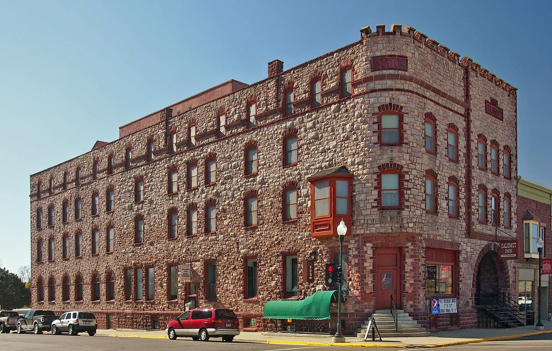 Calumet Inn (via Wikimedia Commons, CC BY-SA 3.0)