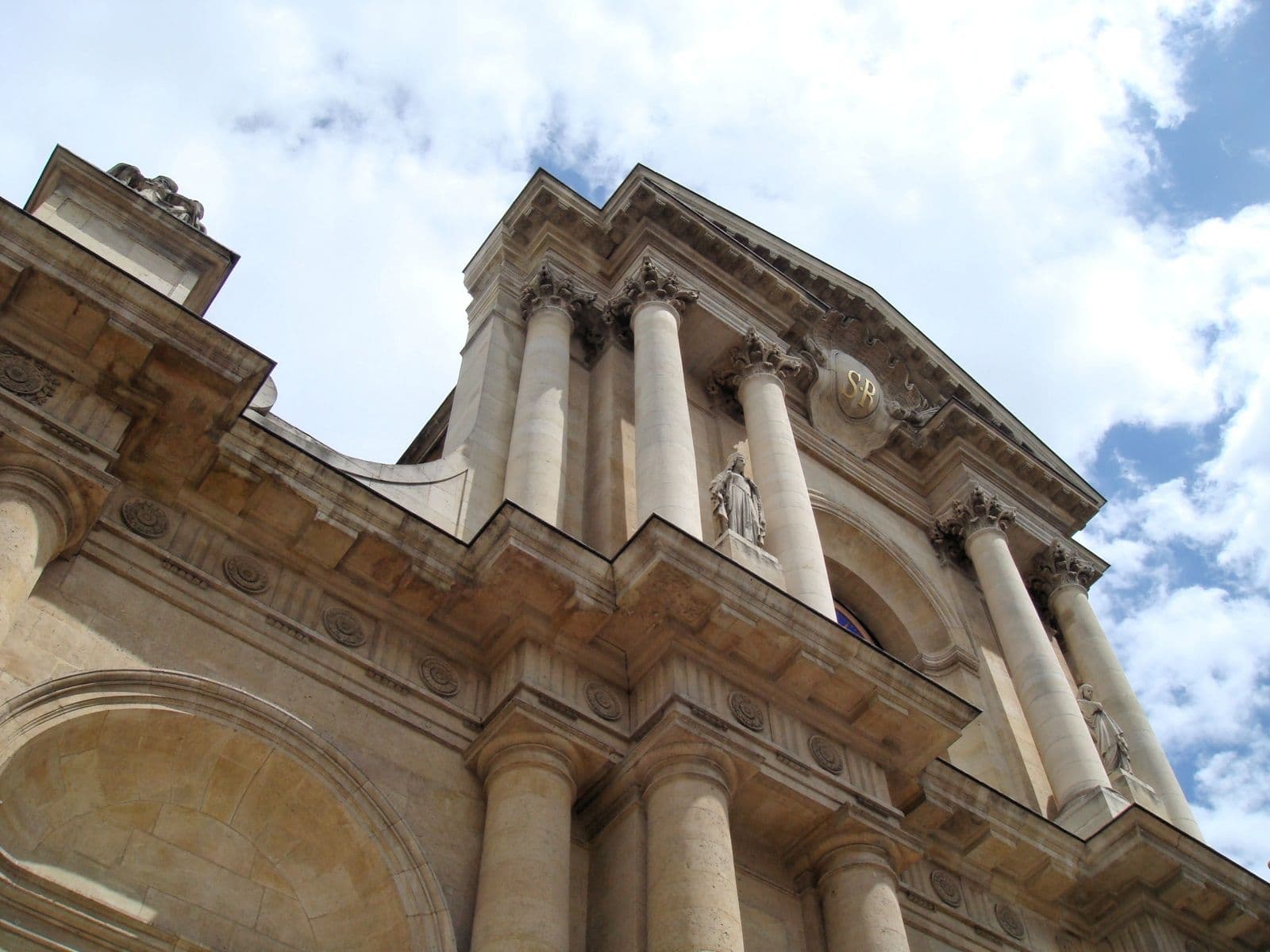 Street view near Londres Saint-Honoré, Paris 02 Bourse — © txllxt (CC BY-SA · Mapillary)