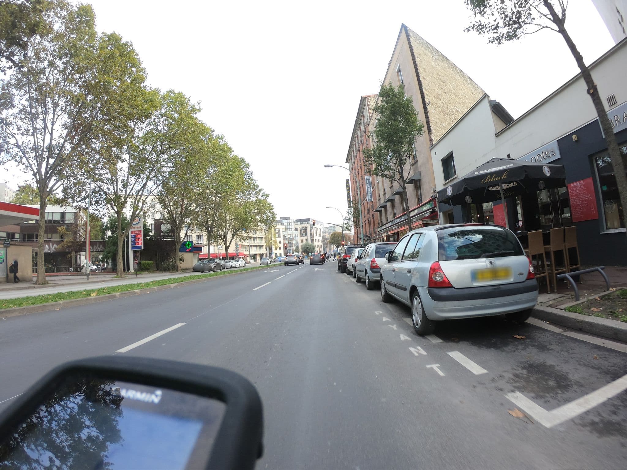 Street view near Le Gabriel, Issy-les-Moulineaux — © htonchia (CC BY-SA · Mapillary)