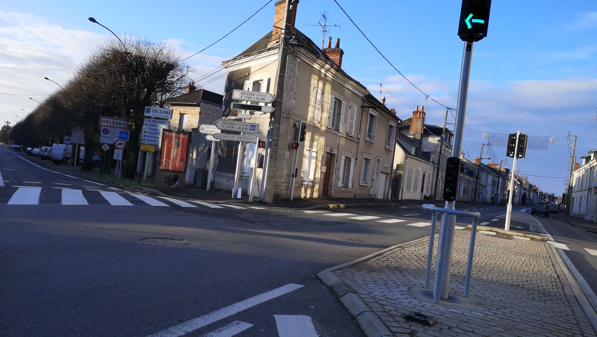 Street view near Hôtel Promotel, Saint-Jean-le-Blanc — © u4y0u (CC BY-SA · Mapillary)