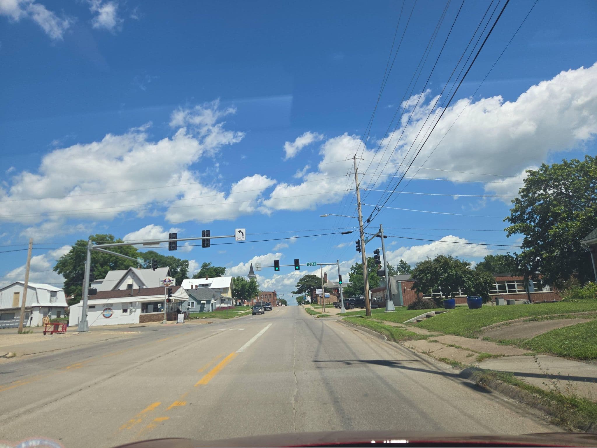 Street view near Maple Street Inn, Albia — © Montrose_Lyle (CC BY-SA · Mapillary)