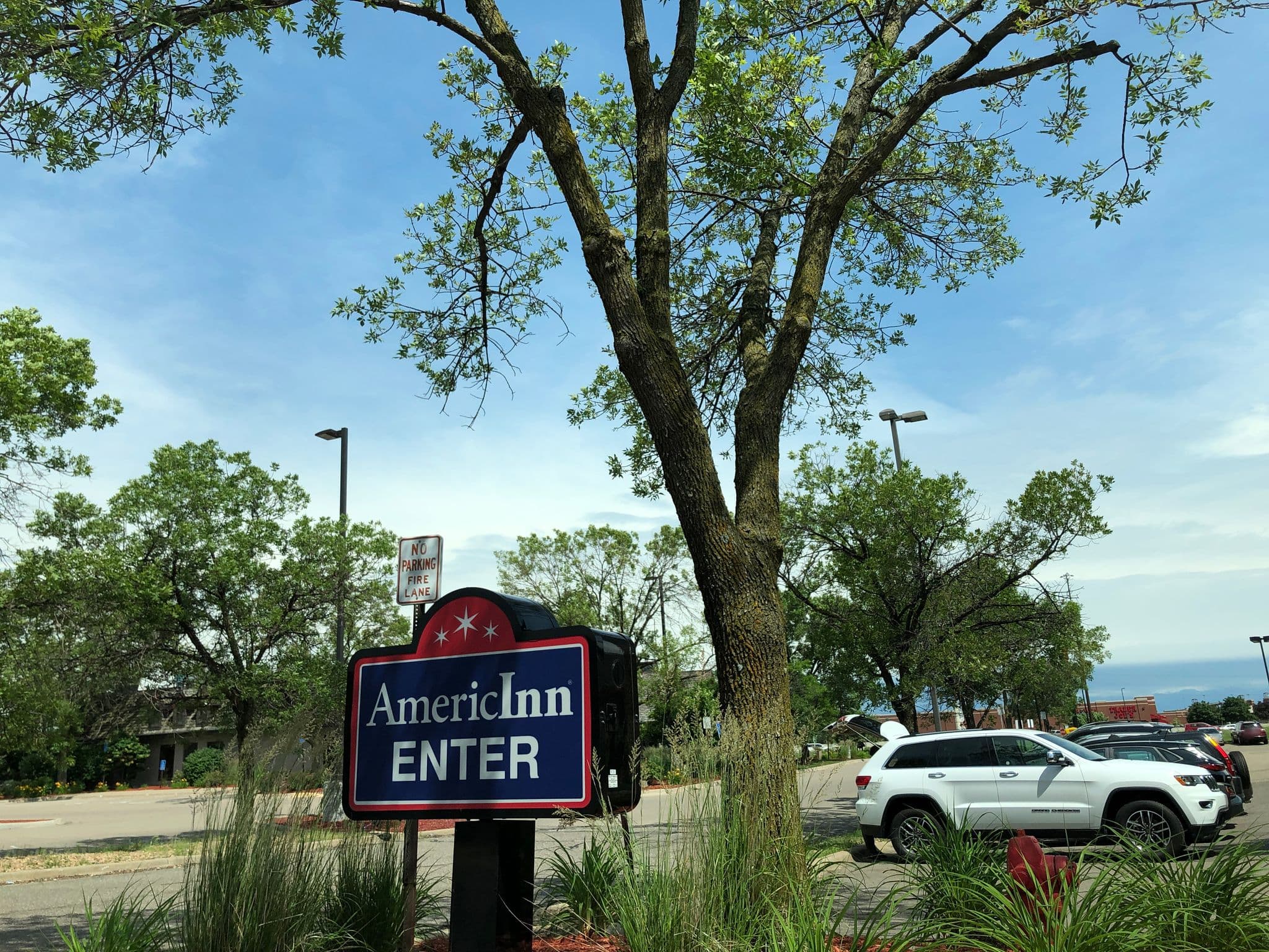 Street view near Americinn Hotel & Suites Bloomington West, Bloomington — © nhhecker (CC BY-SA · Mapillary)