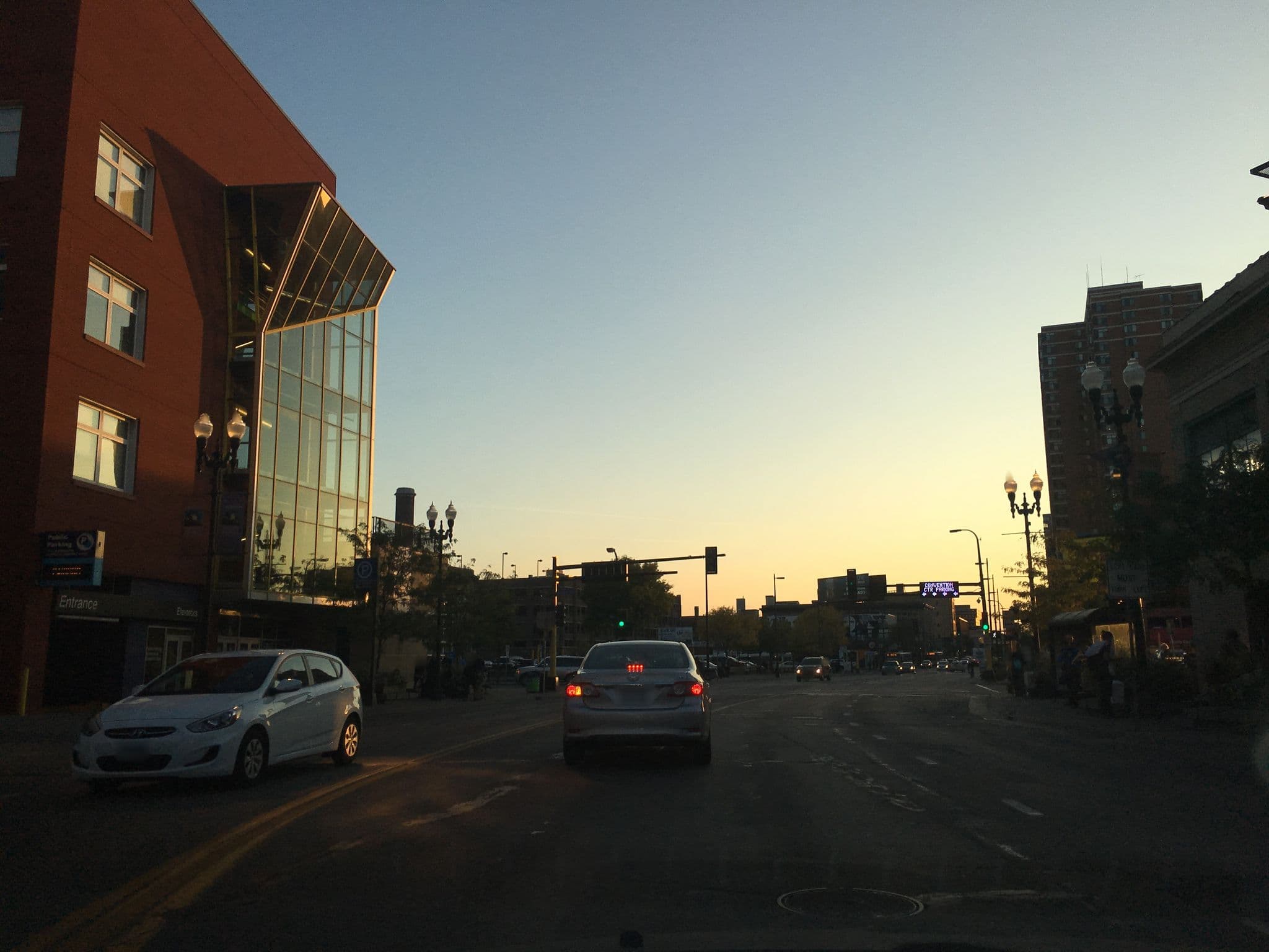 Street view near The Saloon Hotel, Minneapolis — © jonesydesign (CC BY-SA · Mapillary)