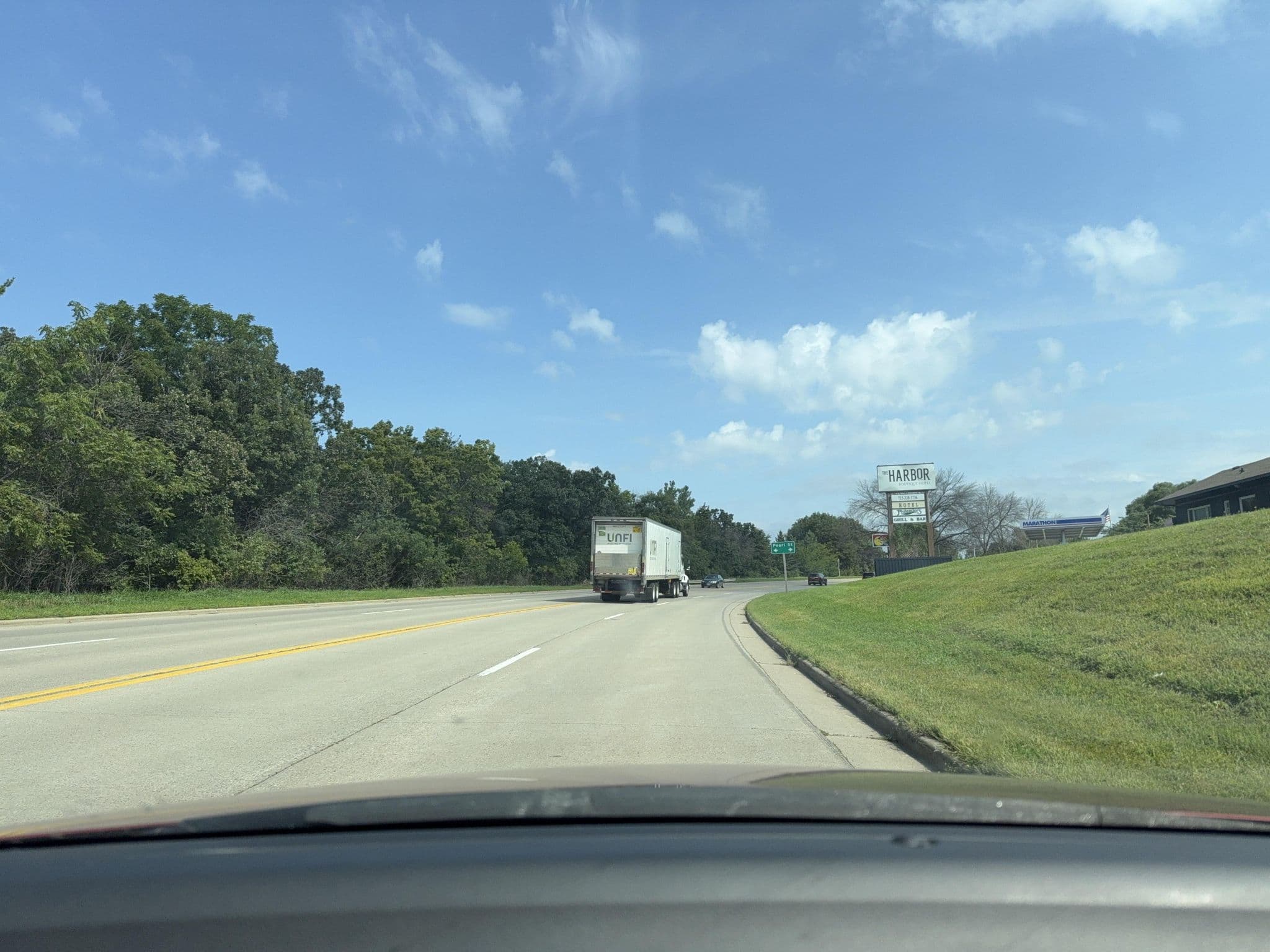 Street view near River Heights Motel, Cottage Grove — © littlejth (CC BY-SA · Mapillary)