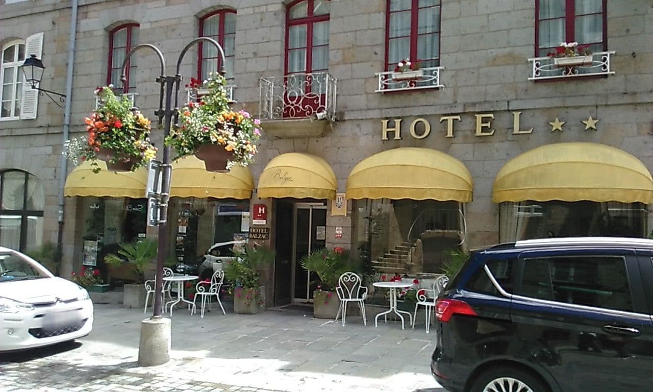 Street view near Balzac Hôtel, Fougères — © panieravide (CC BY-SA · Mapillary)