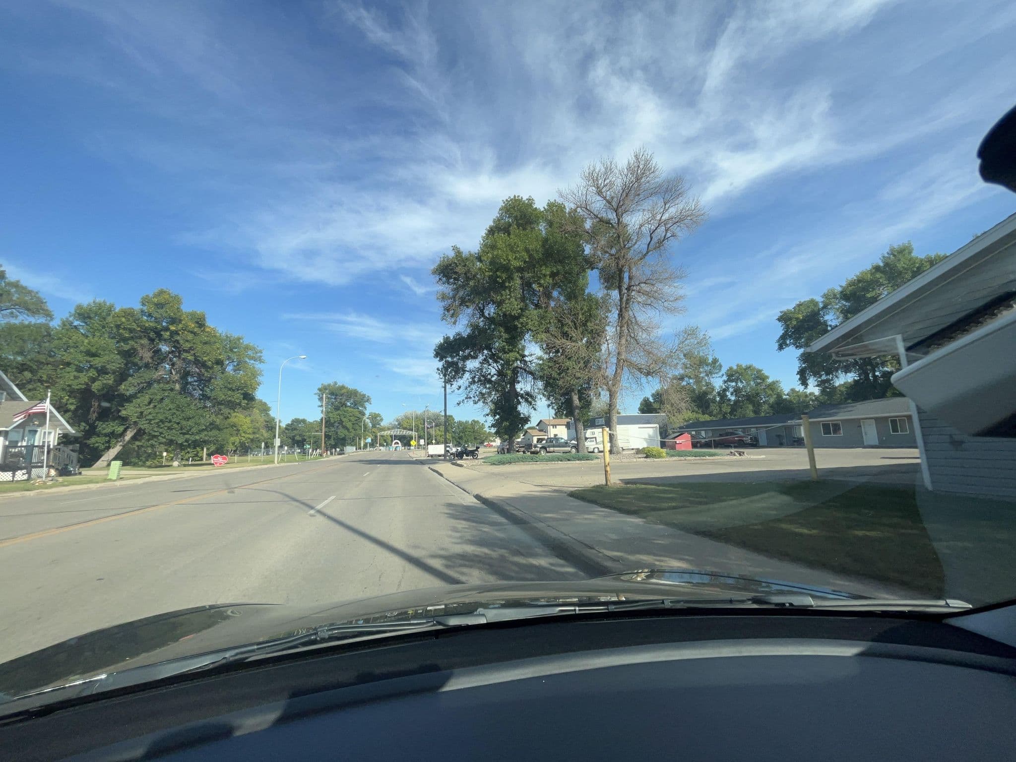 Street view near Ken Way motel, Minot — © blue389 (CC BY-SA · Mapillary)