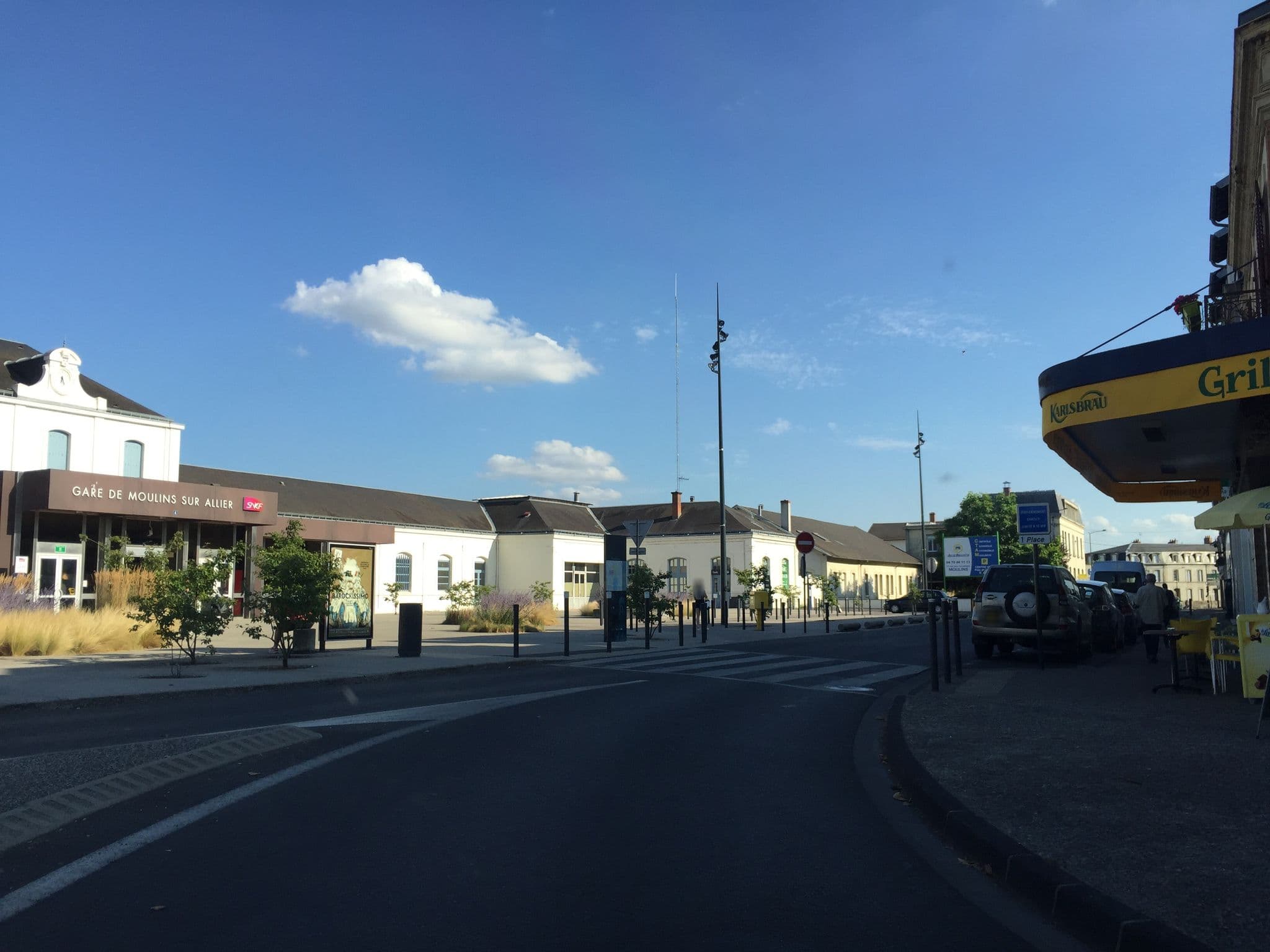 Street view near Le Parc, Moulins — © zimmy (CC BY-SA · Mapillary)