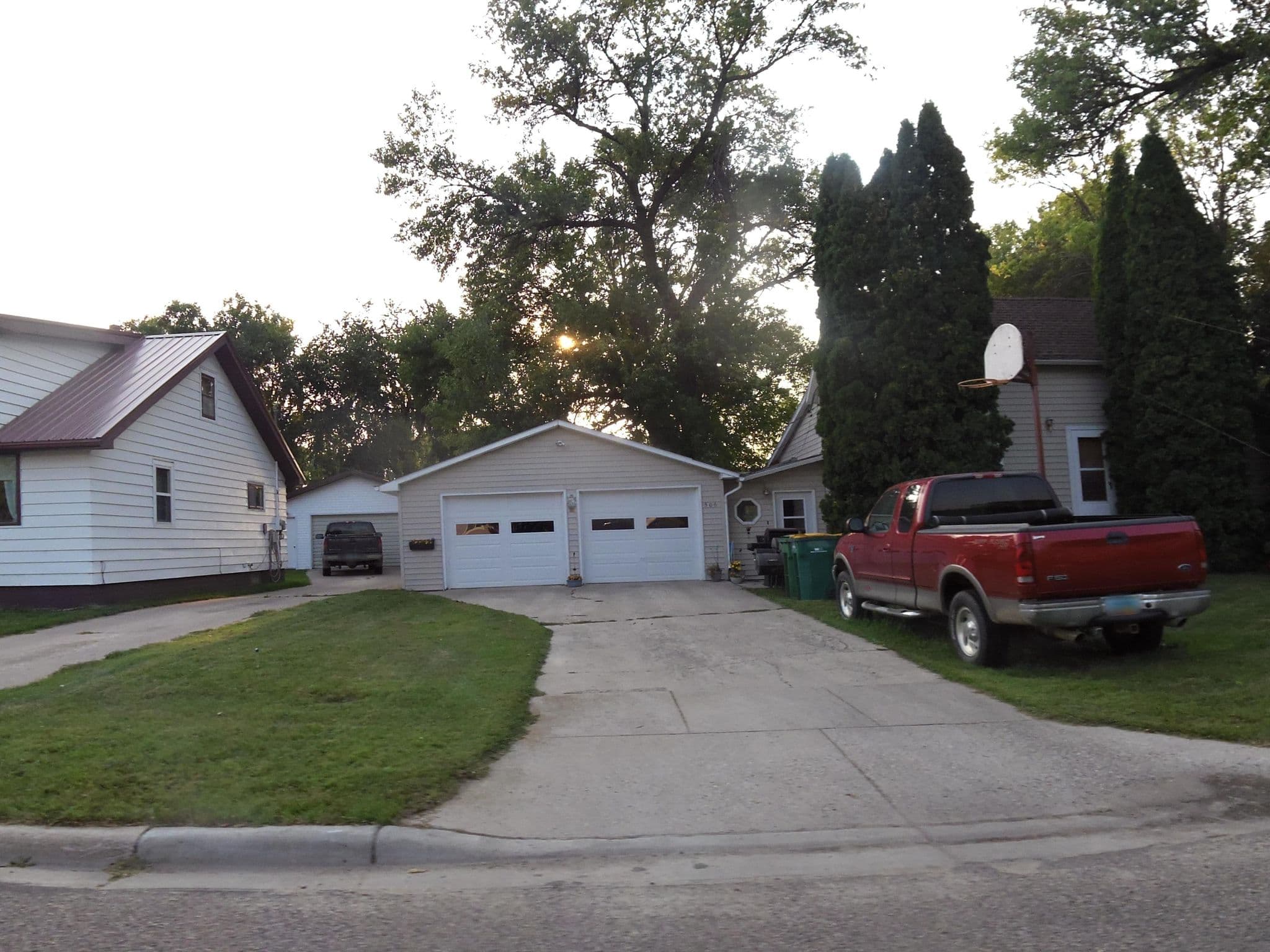 Street view near 4 Seasons Bed & Breakfast, Larimore — © allen (CC BY-SA · Mapillary)