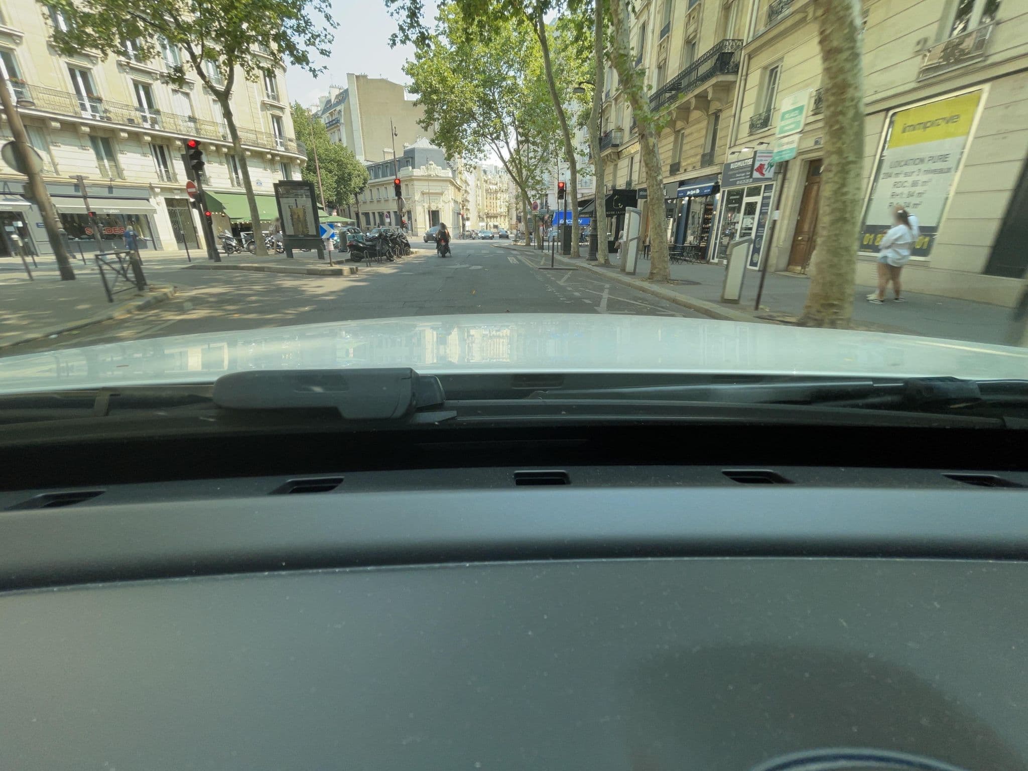 Street view near Queen's Hôtel, Paris 16 Passy — © Schriss (CC BY-SA · Mapillary)
