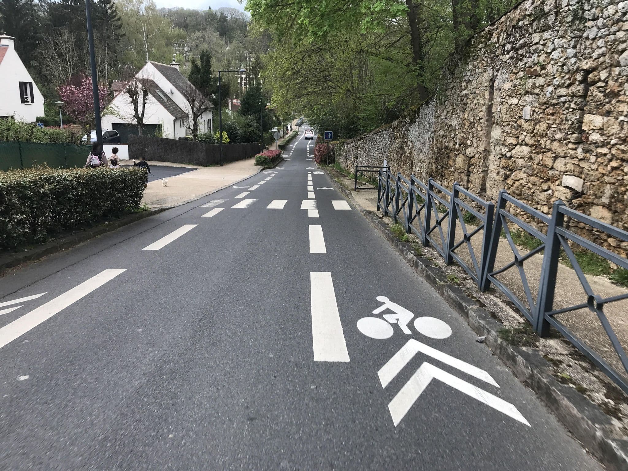 Street view near Le Château de la Vierge, Les Ulis — © josmougn (CC BY-SA · Mapillary)