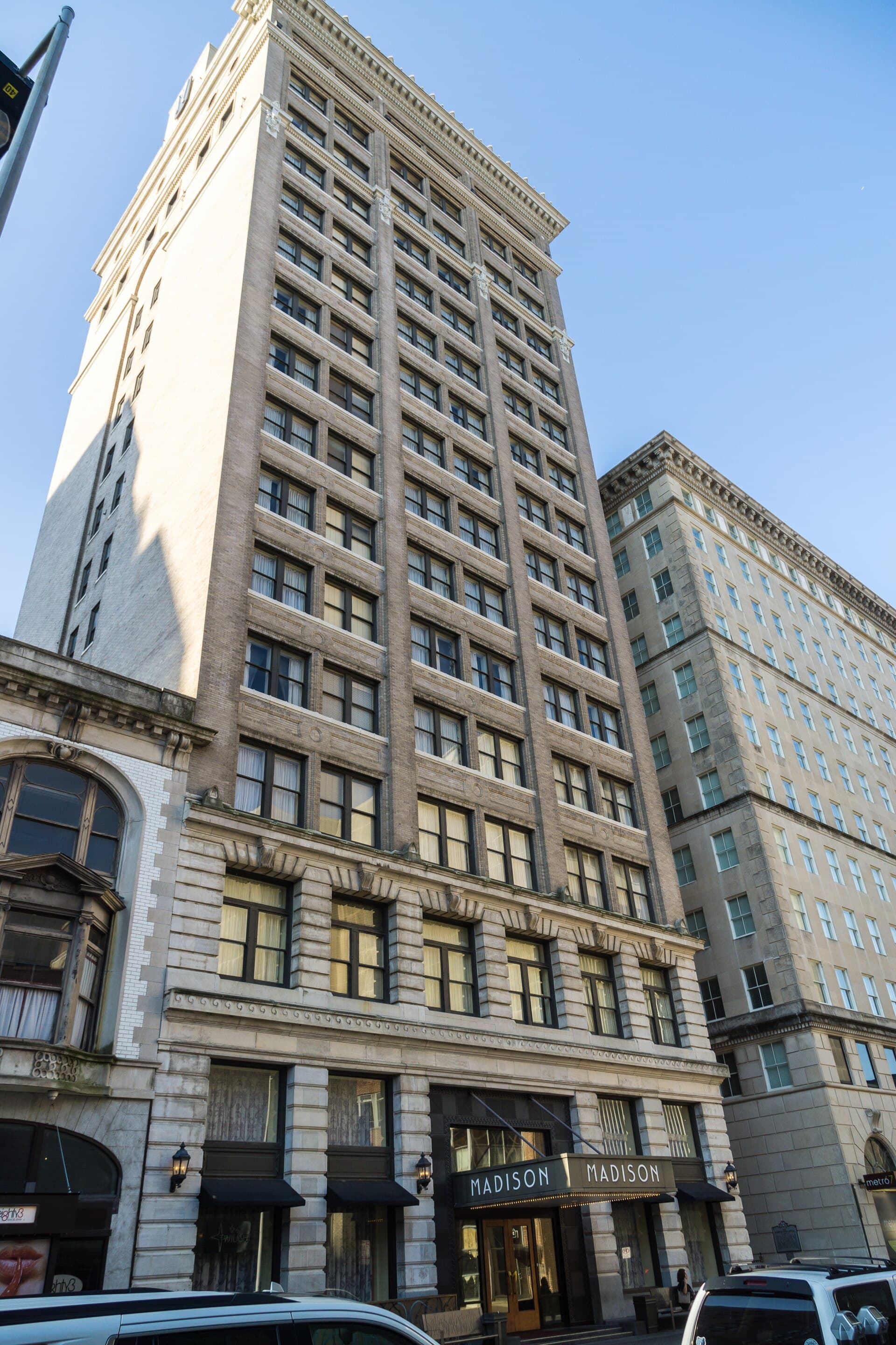 Madison Hotel (via Wikimedia Commons, CC BY-SA 4.0)