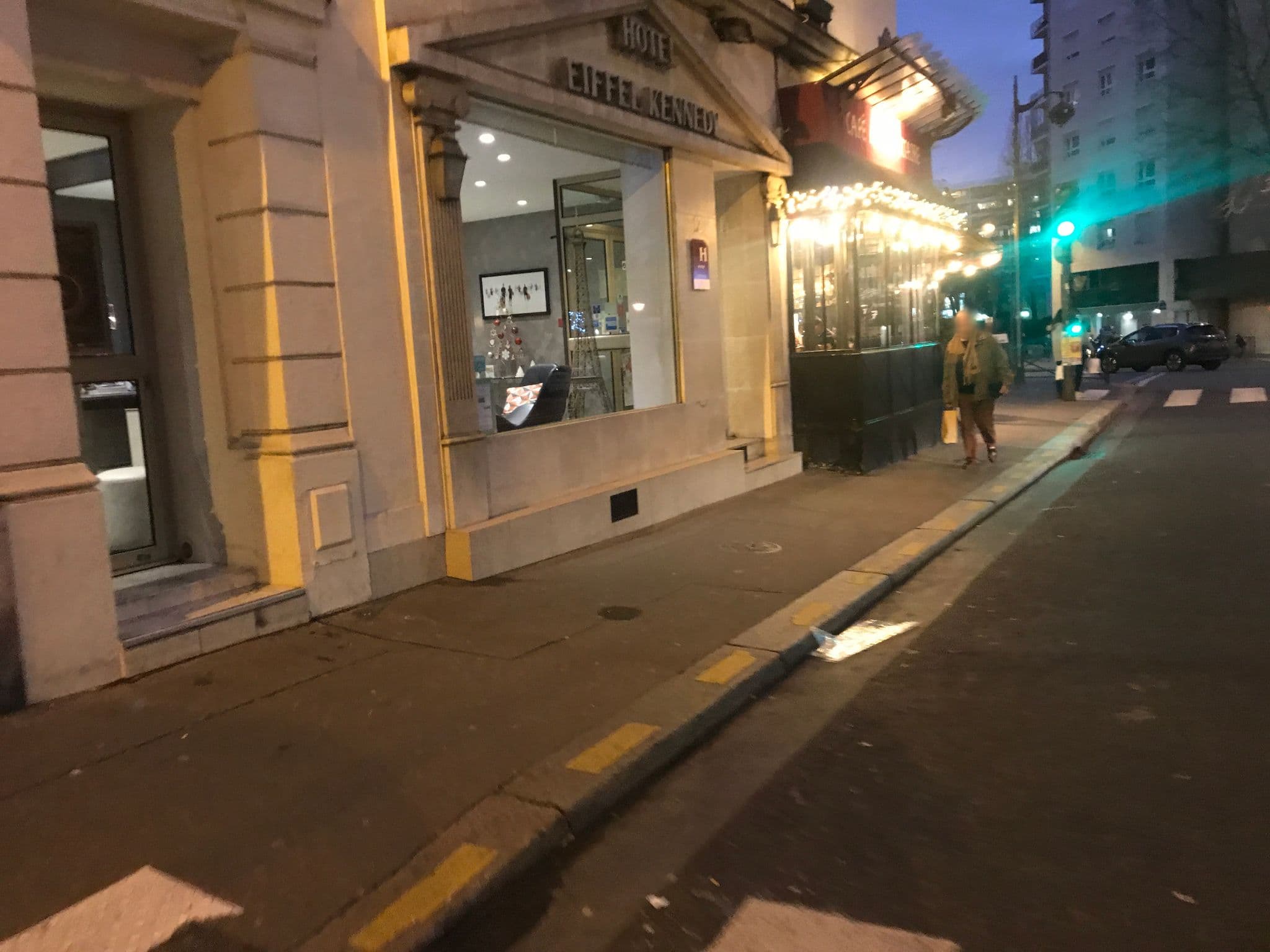 Street view near Eiffel Kennedy, Paris 16 Passy — © mat813 (CC BY-SA · Mapillary)