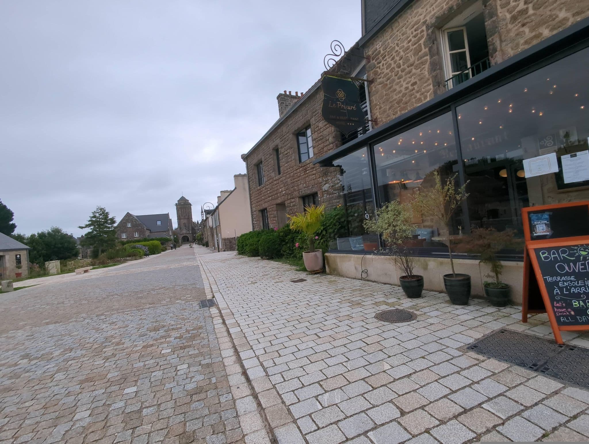Street view near Hôtel-Restaurant Le Prieuré, Plogonnec — © andreadfc (CC BY-SA · Mapillary)