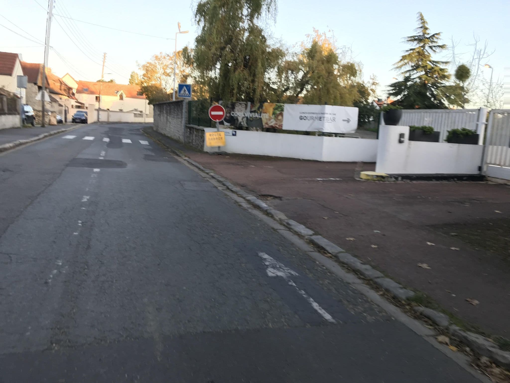 Street view near Novotel Saclay, Saclay — © josmougn (CC BY-SA · Mapillary)
