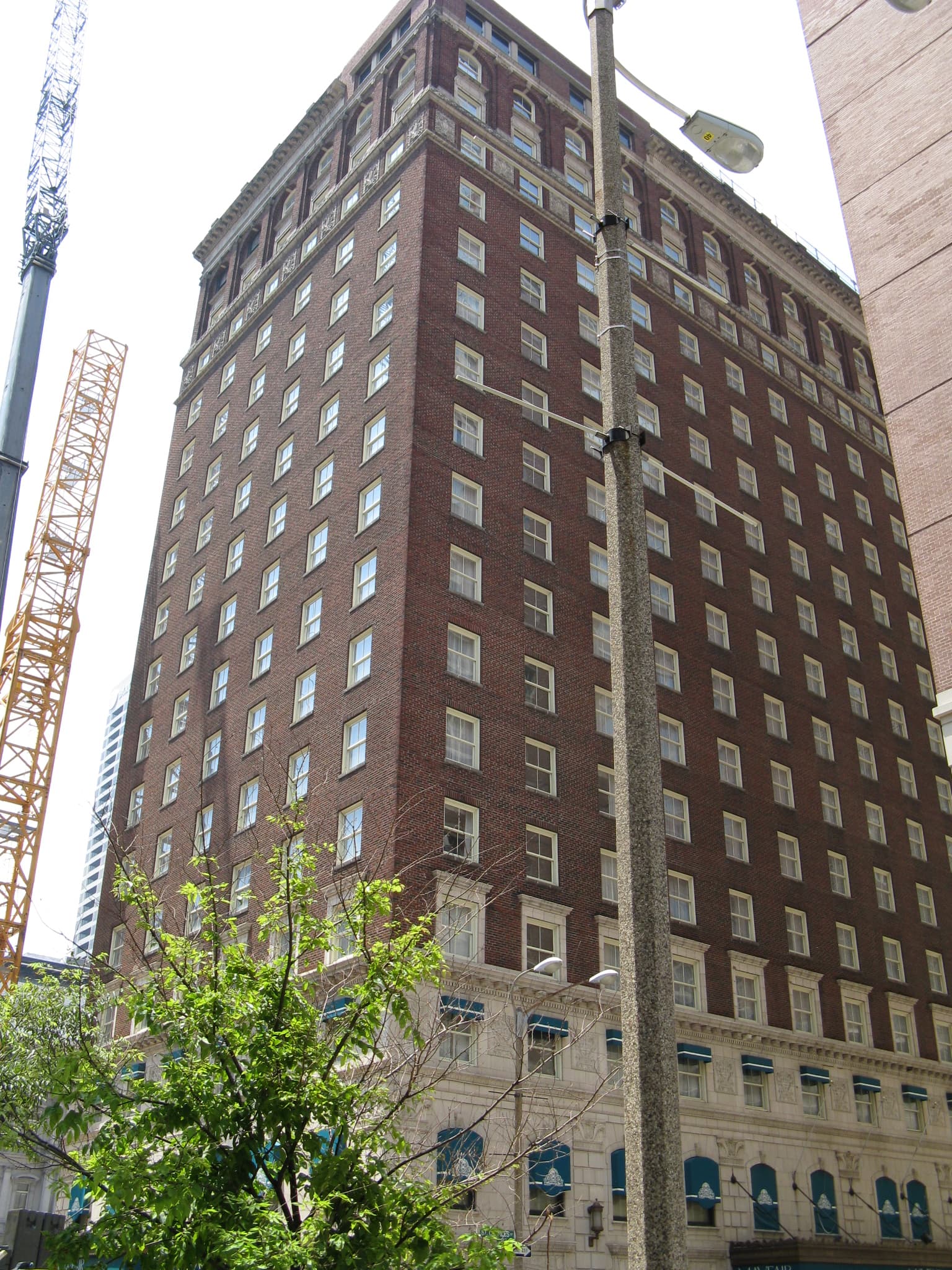 Mayfair Hotel and Suites (via Wikimedia Commons, CC BY-SA 3.0)