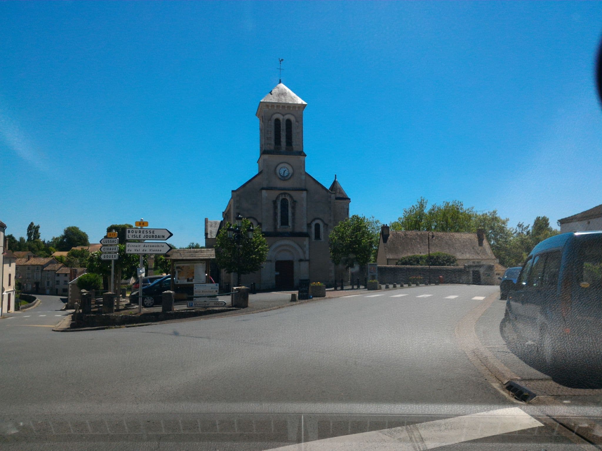 Street view near Les deux porches, Lussac-les-Châteaux — © fgouget (CC BY-SA · Mapillary)