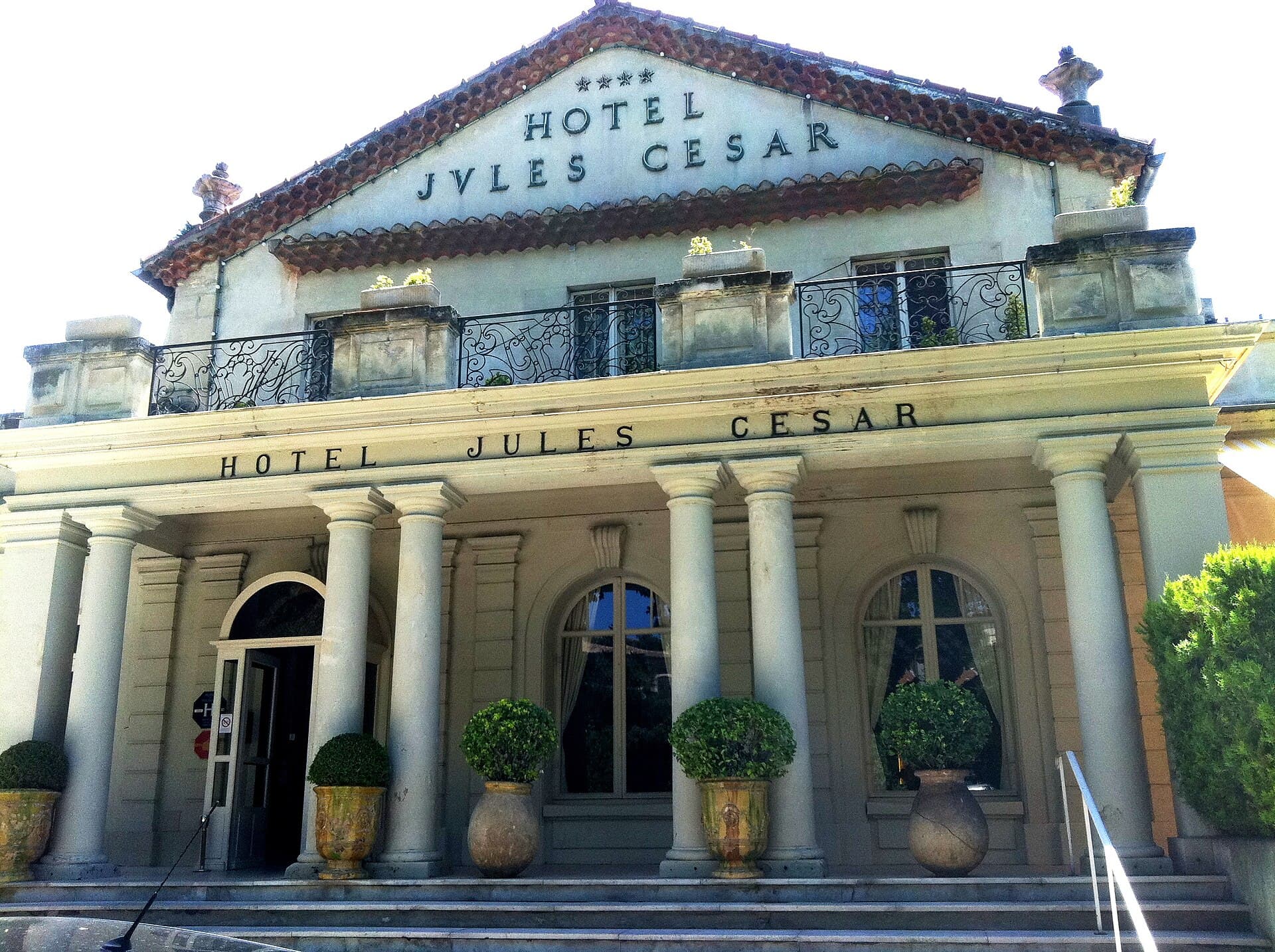 Hôtel Jules César (via Wikimedia Commons, CC BY 3.0)