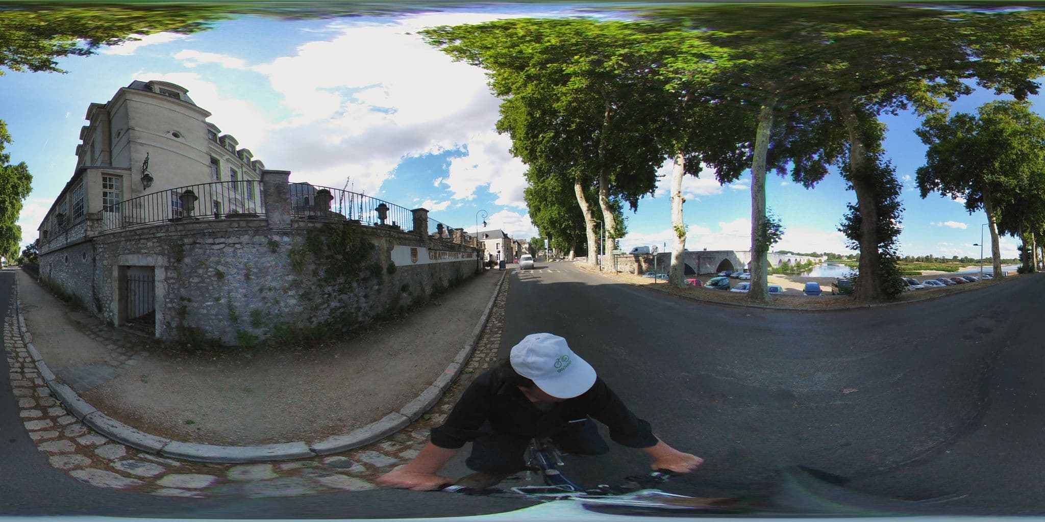 Street view near Grand Hôtel de l'Abbaye, Beaugency — © geovelo (CC BY-SA · Mapillary)